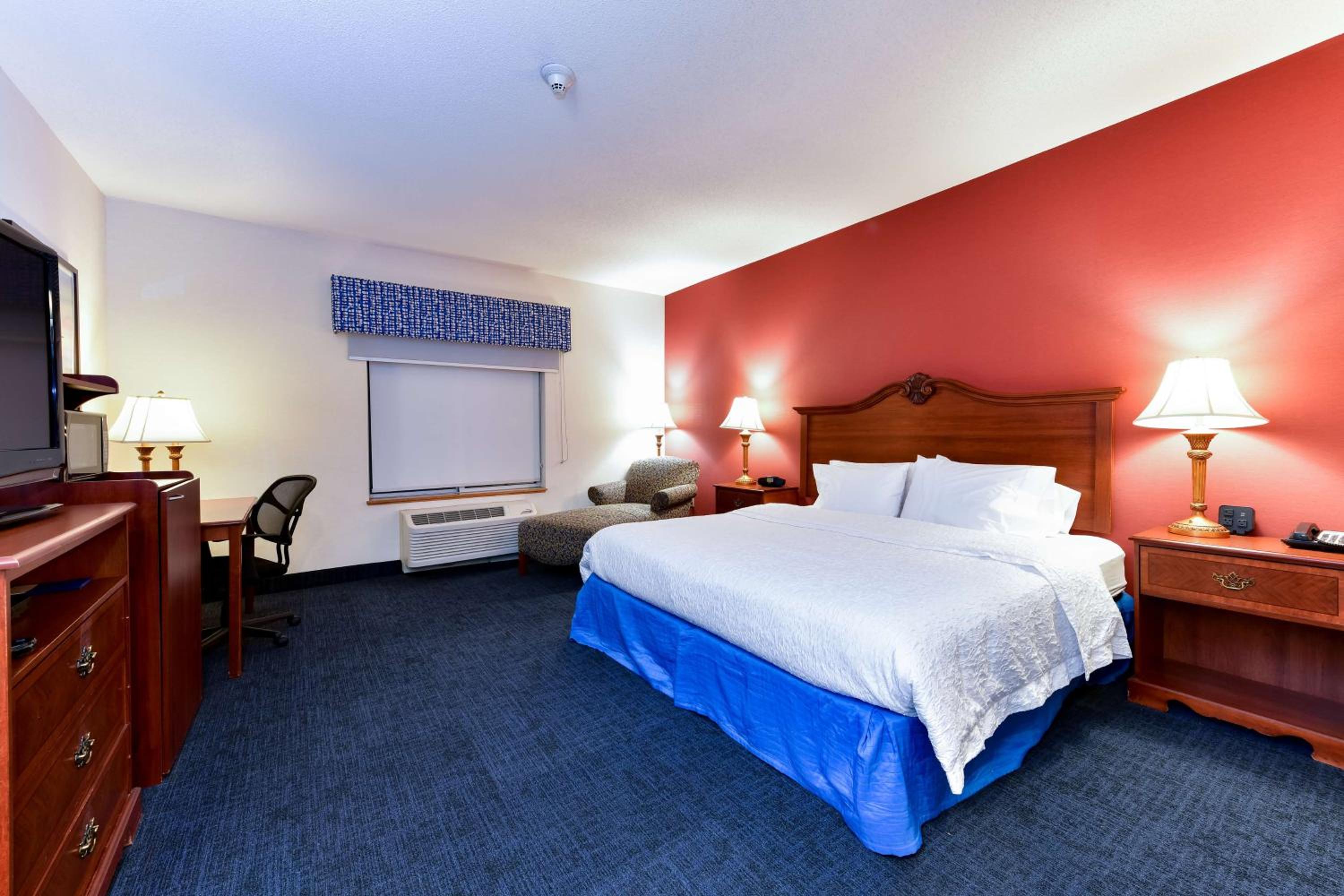 King Room with Accessible Tub - Mobility and Hearing Access/Non-Smoking - Photo 8