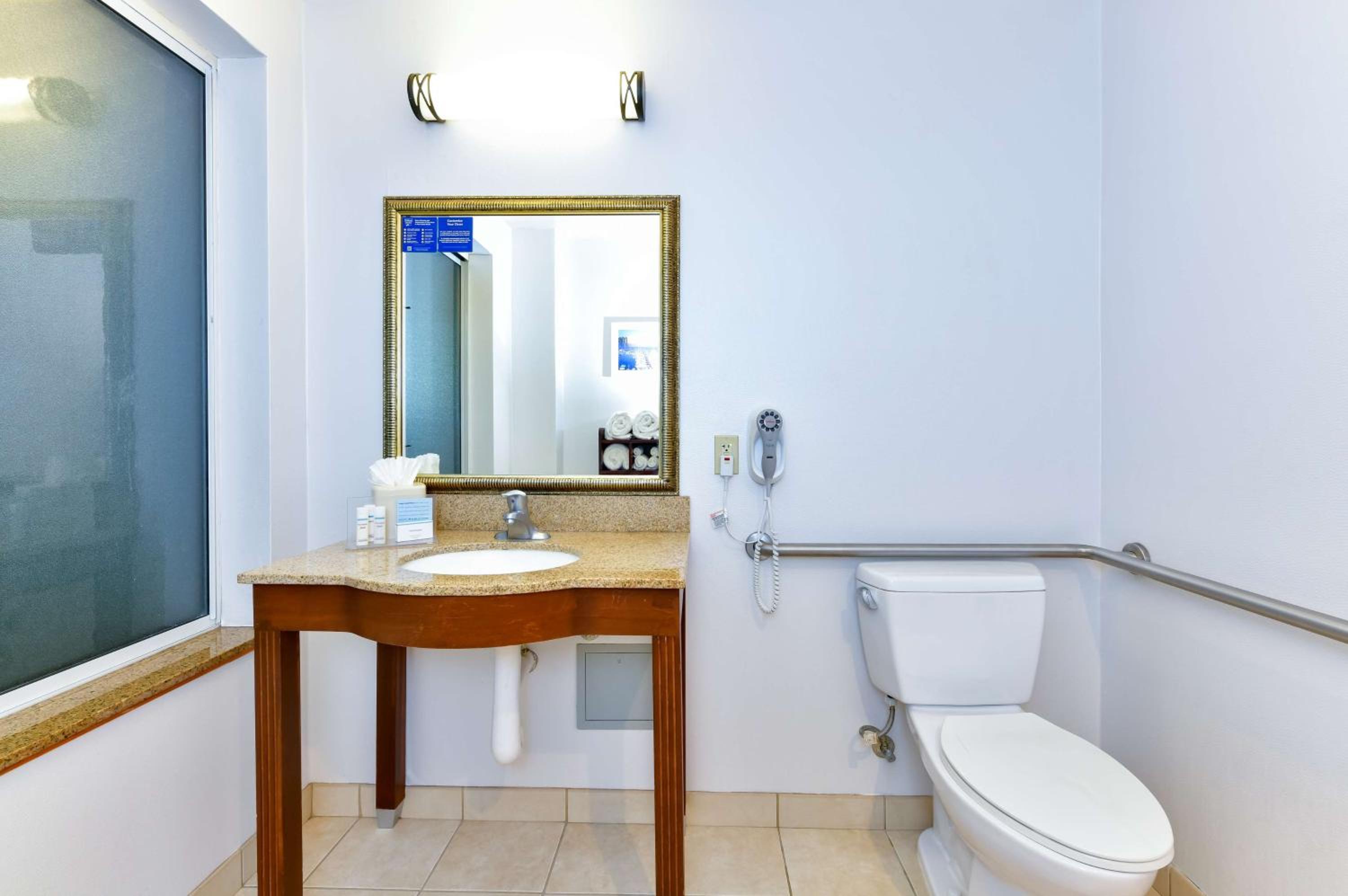 King Studio with Roll-In Shower - Mobility and Hearing Access/Non-Smoking - Photo 5
