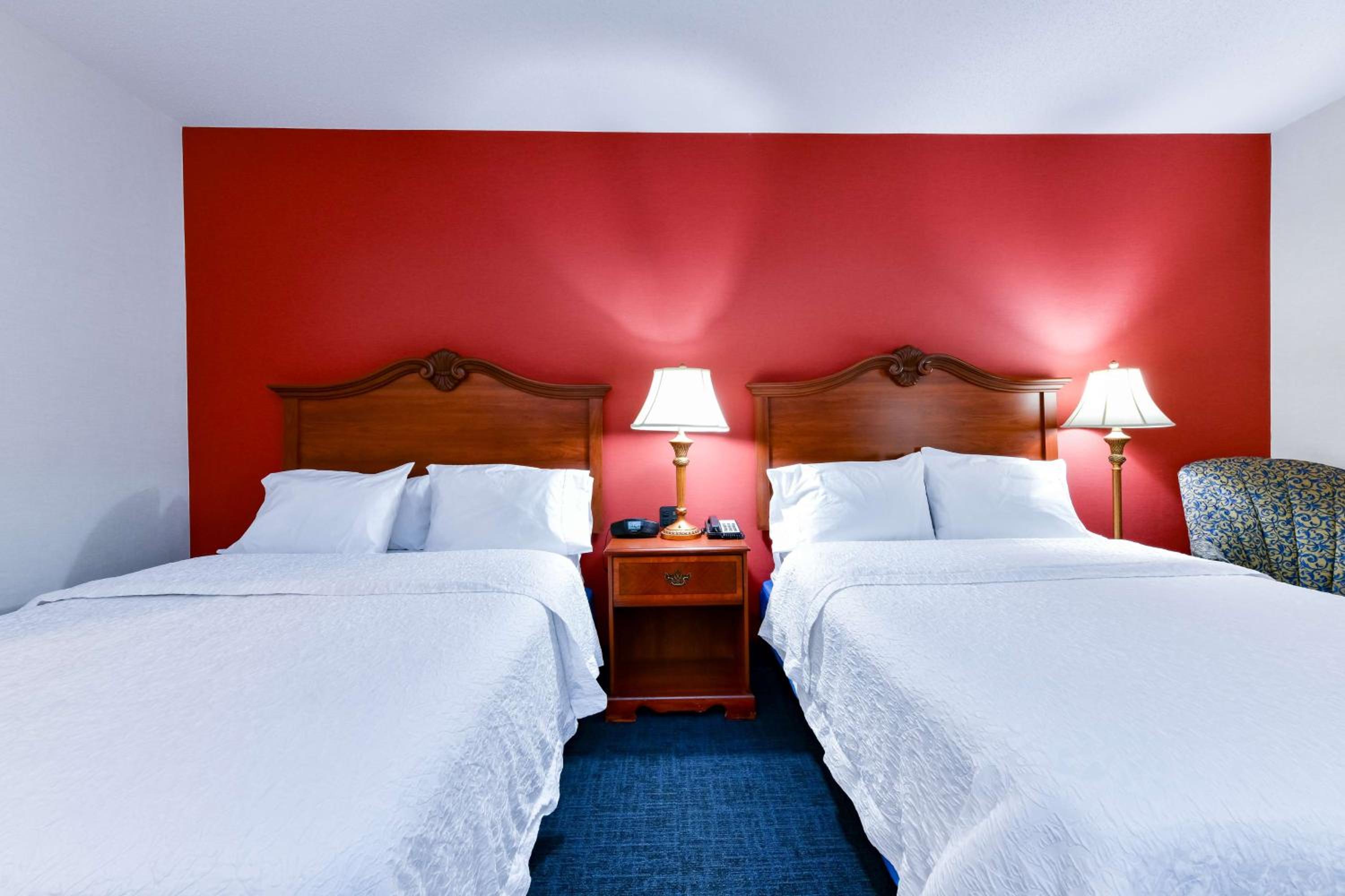 Room with Two Queen Beds - Non-Smoking - Photo 2