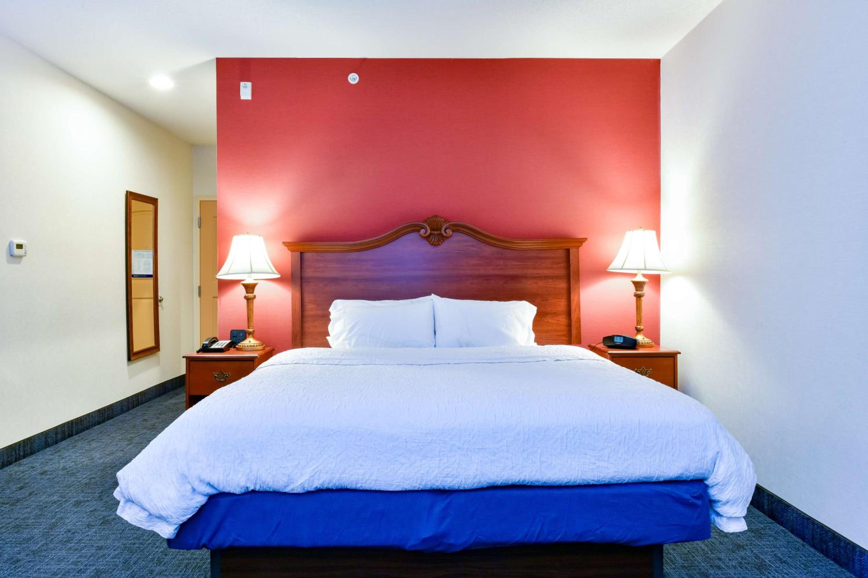 King Room with King Bed - Non-Smoking - Photo 5