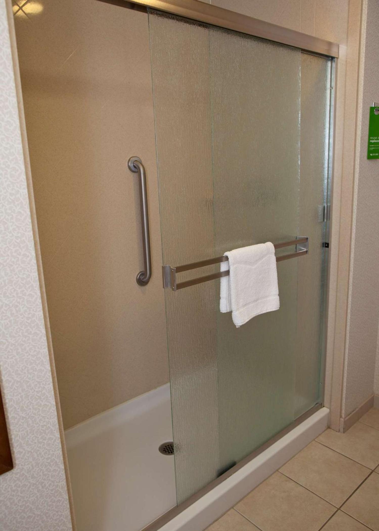 King Room with King Bed - Non-Smoking - Photo 4