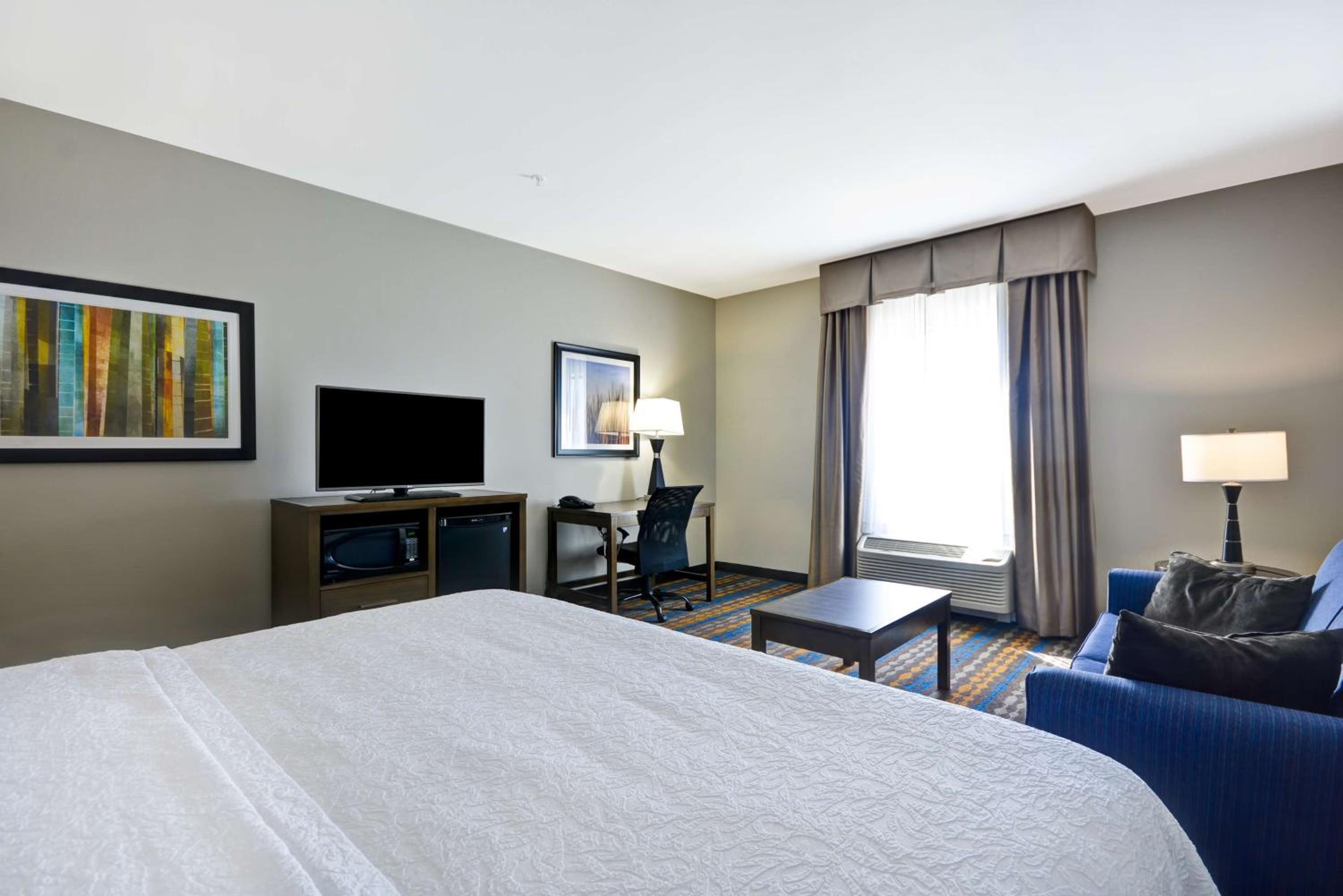 King Room with Sofa Bed - Non-Smoking photo 3