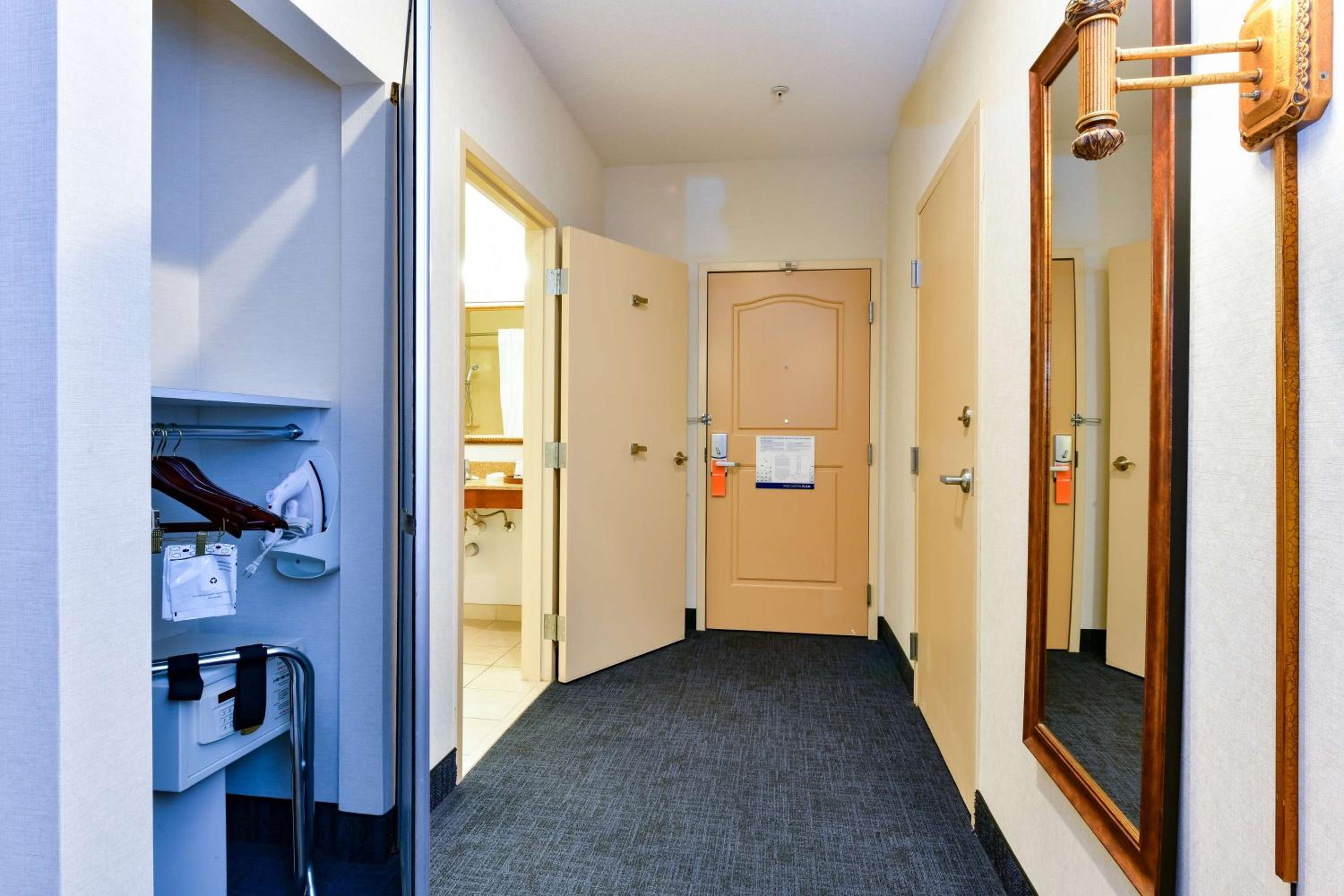King Room with Accessible Tub - Mobility and Hearing Access/Non-Smoking - Photo 2