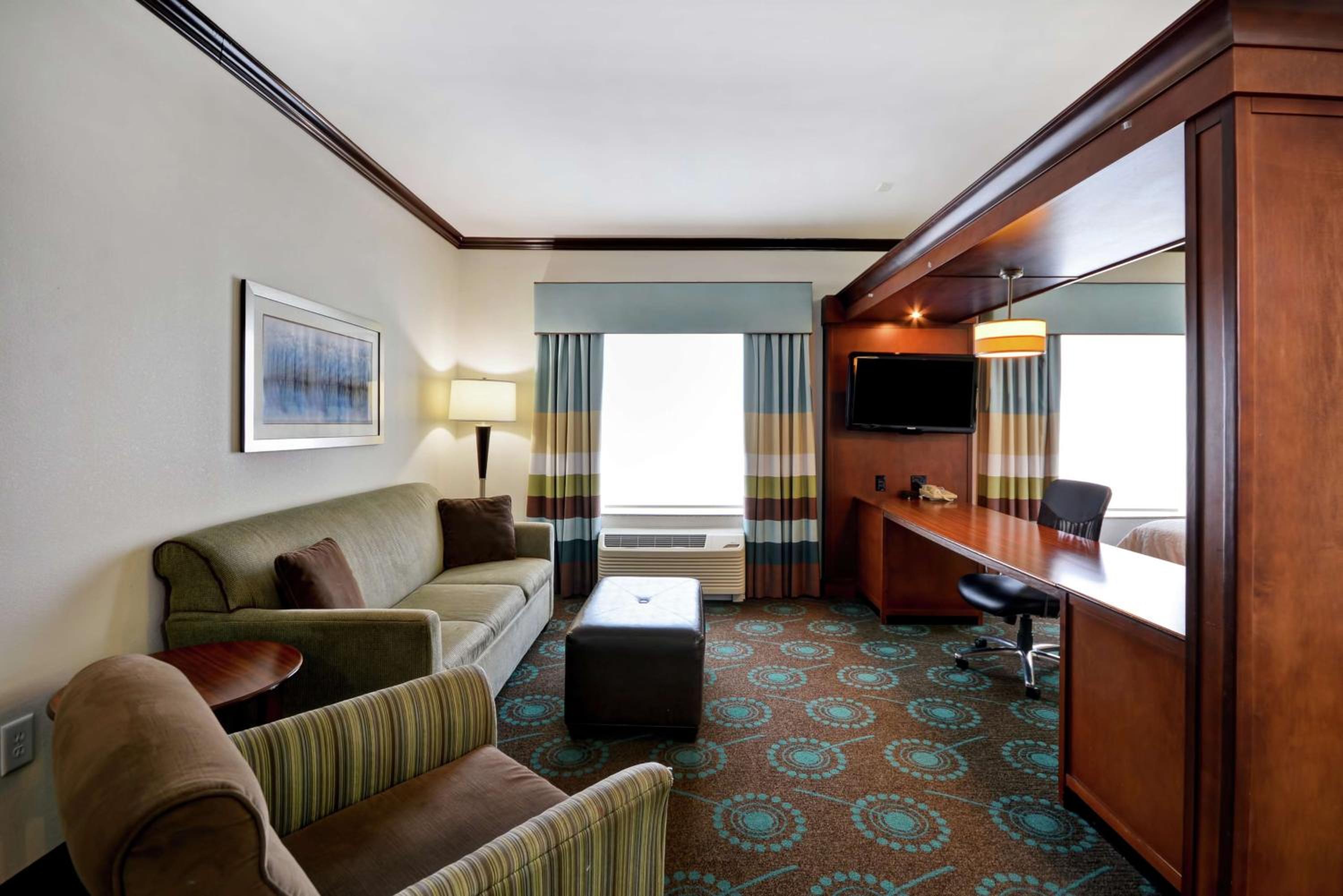 Queen Studio Suite with Two Queen Beds and Sofa Bed - Non-Smoking - Photo 3