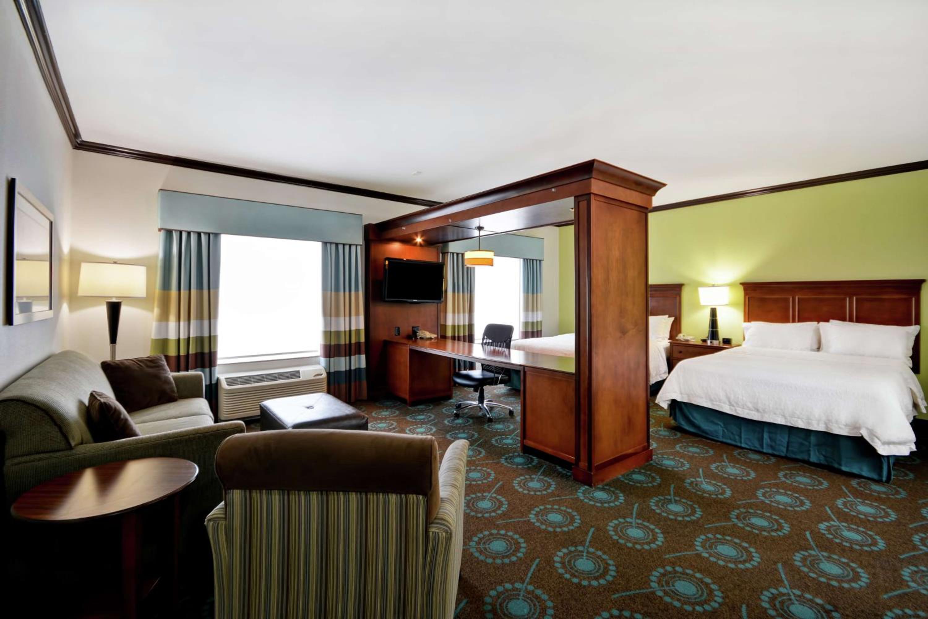 Queen Studio Suite with Two Queen Beds and Sofa Bed - Non-Smoking - Photo 2