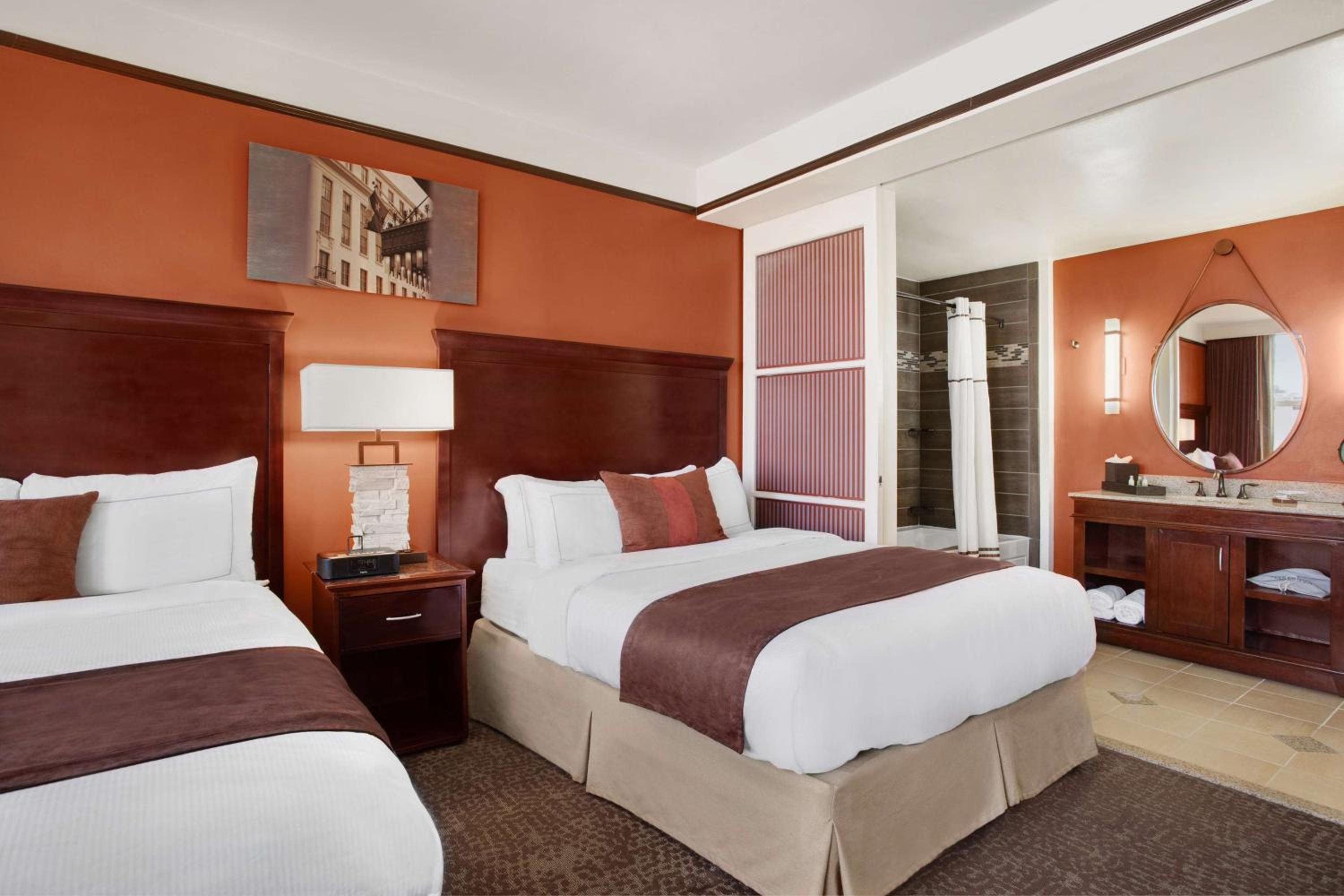 Queen Room with Alamo View - Photo 3