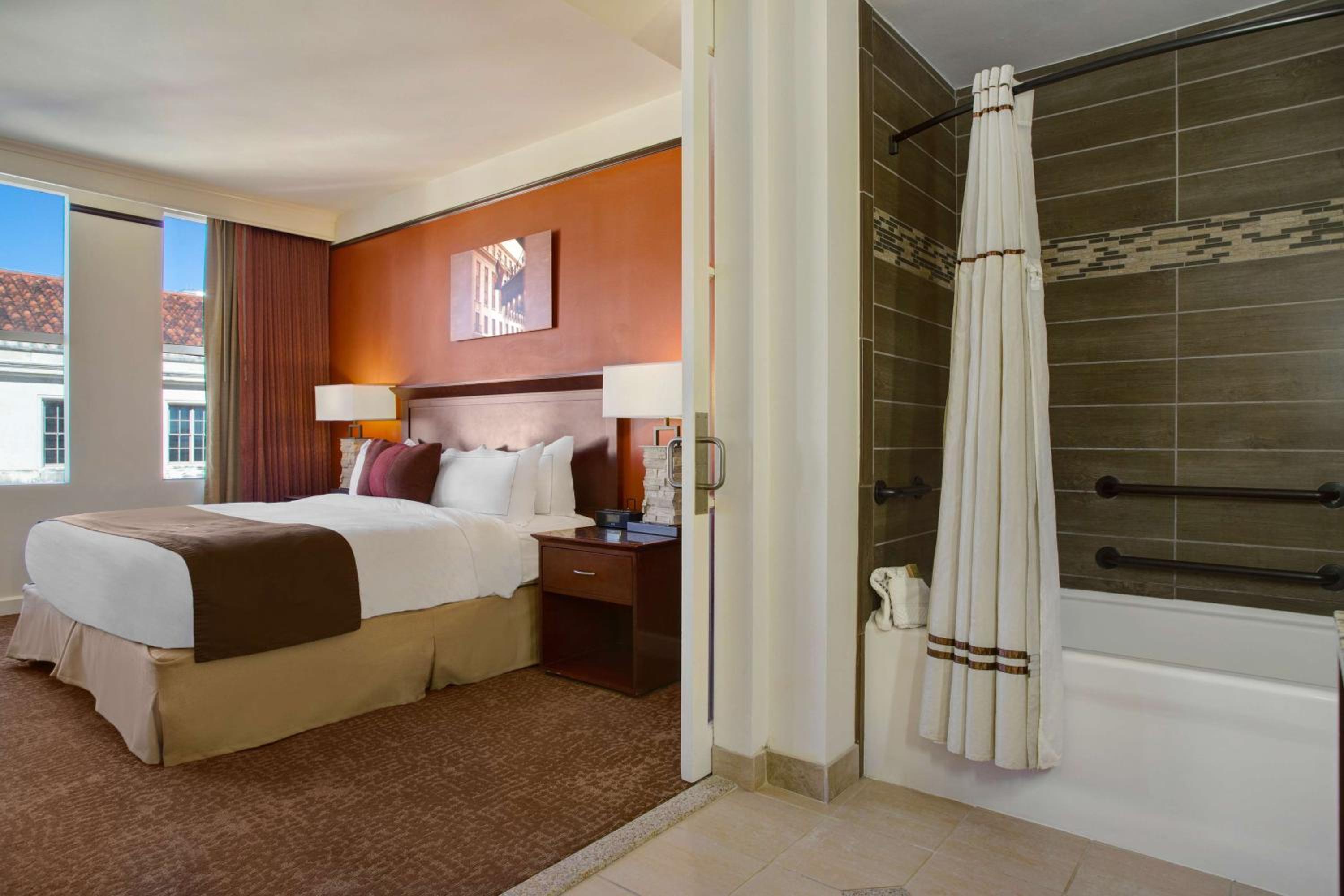 King Room with Accessible Tub - Mobility and Hearing Access - Photo 5