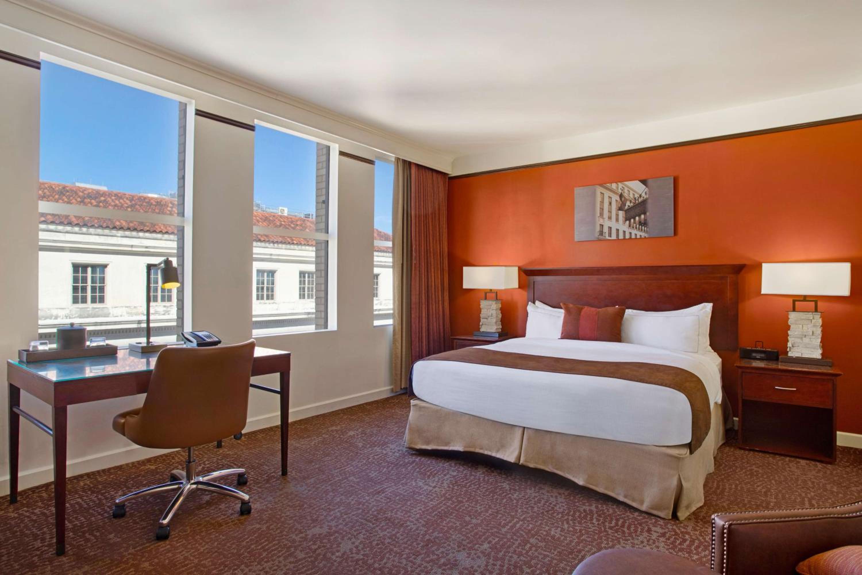 Deluxe King Room with Garden Tub - Photo 9
