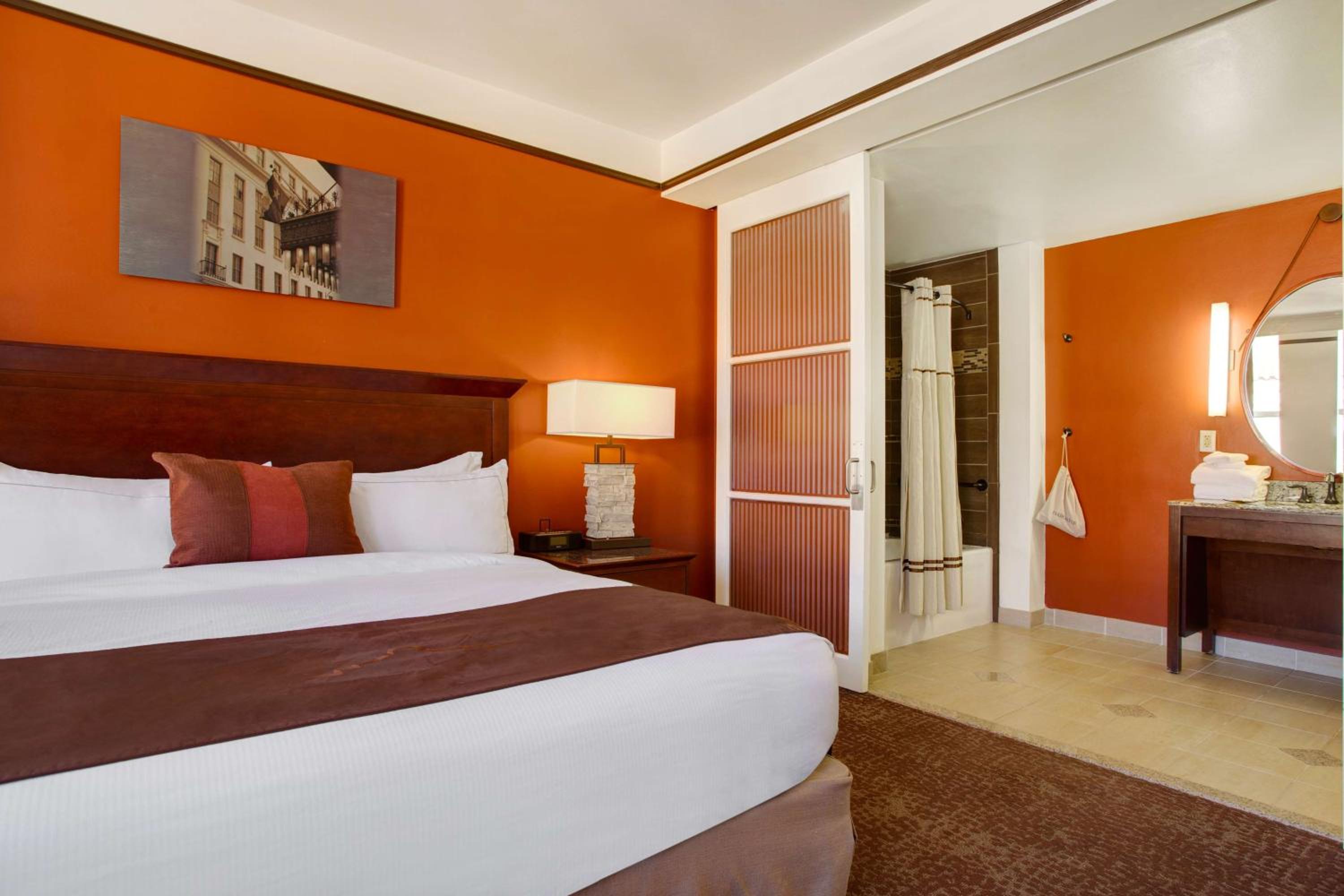 King Room with Accessible Tub - Mobility and Hearing Access - Photo 4