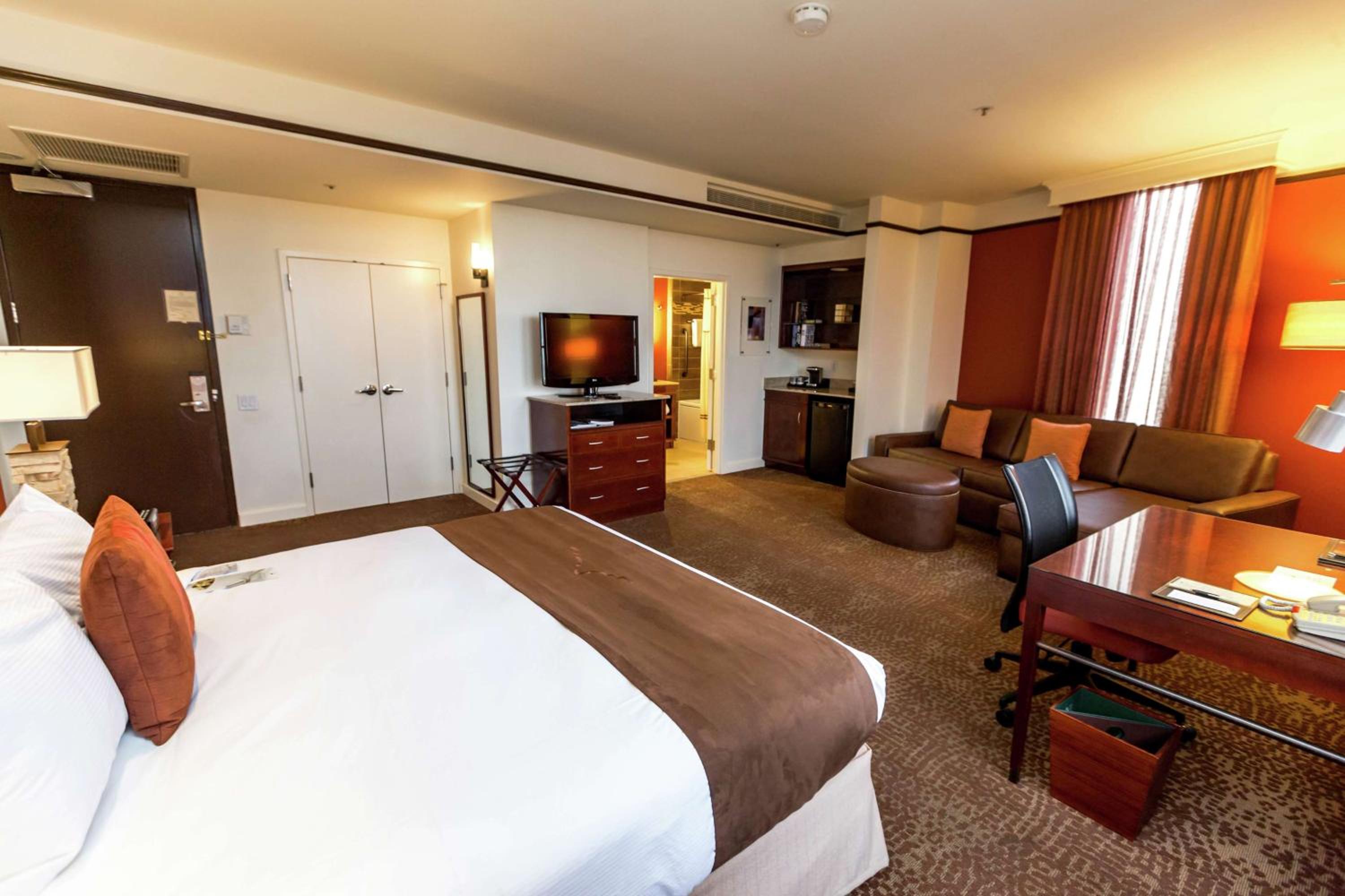 King Room with Sofa Bed thumbnail 6