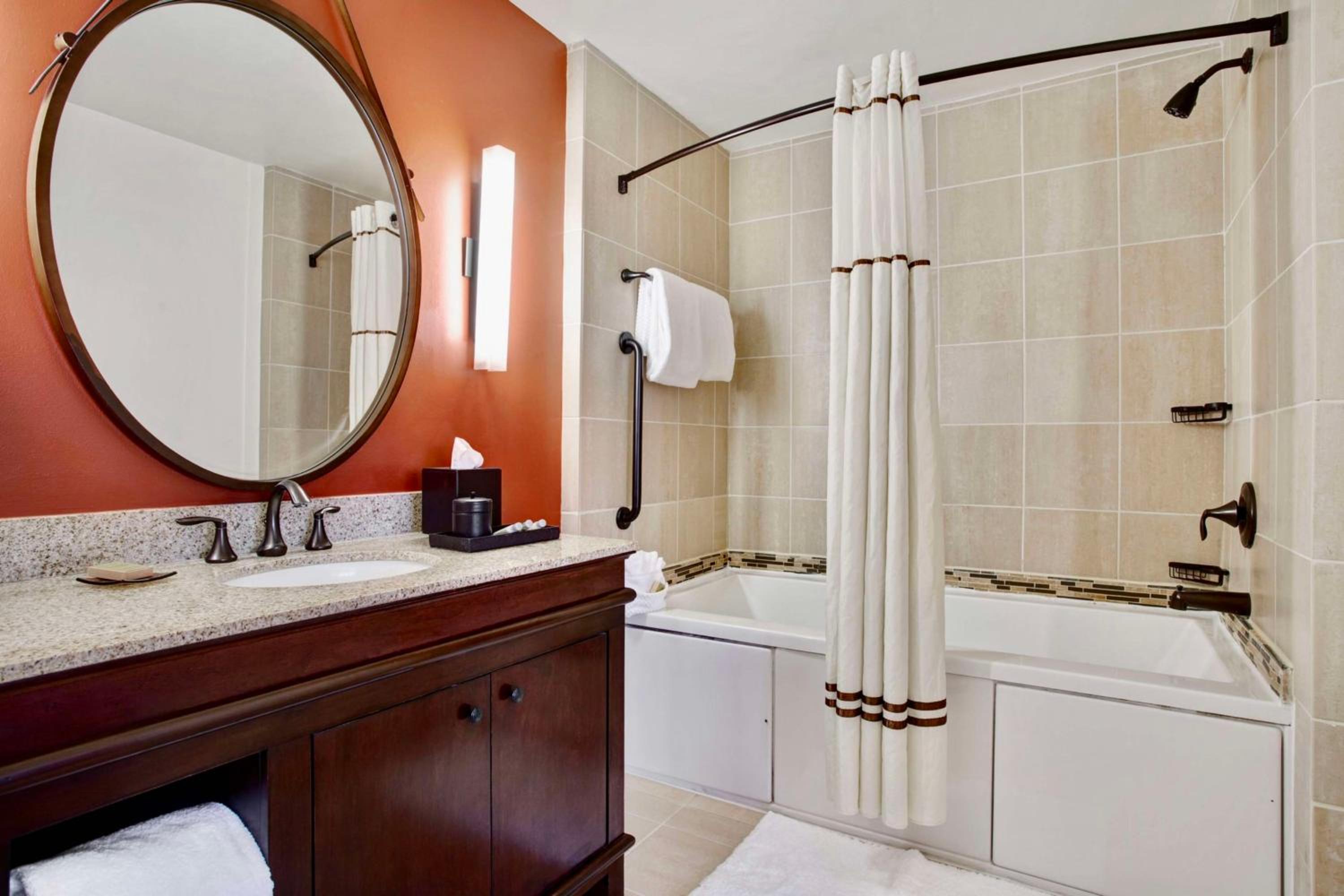 Deluxe King Room with Garden Tub - Photo 6