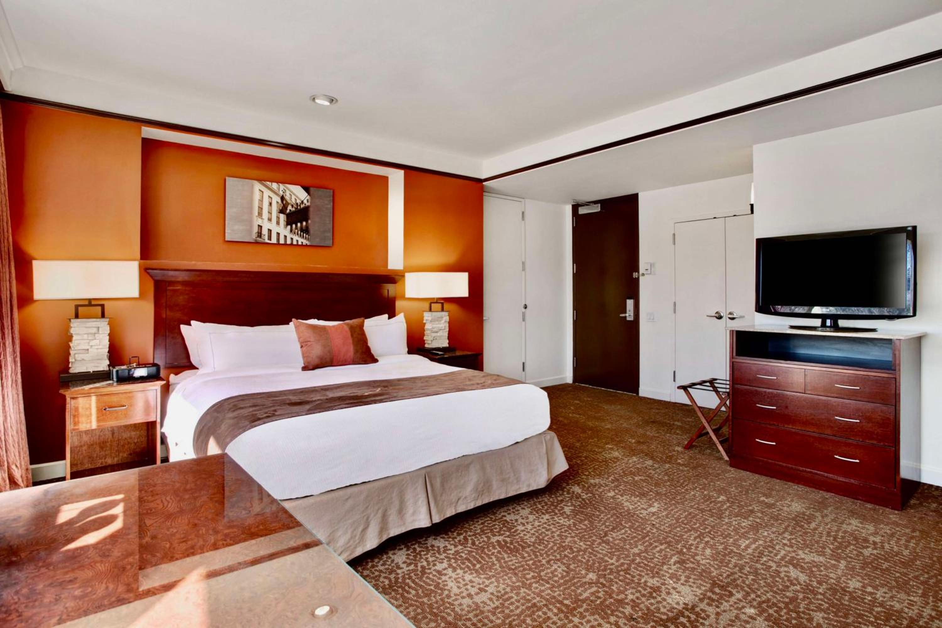 Deluxe King Room with Garden Tub - Photo 8