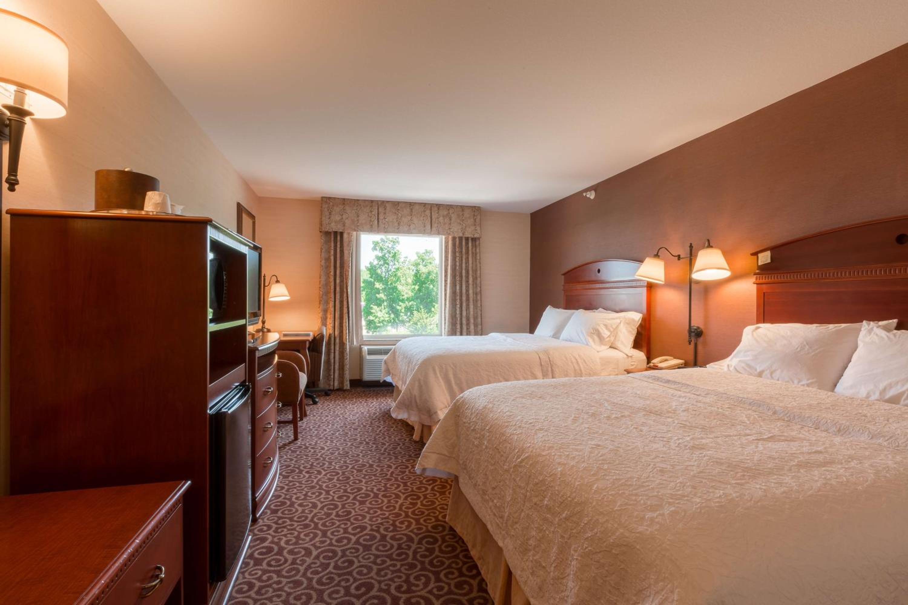 Room with Two Queen Beds - Non-Smoking - Photo 1