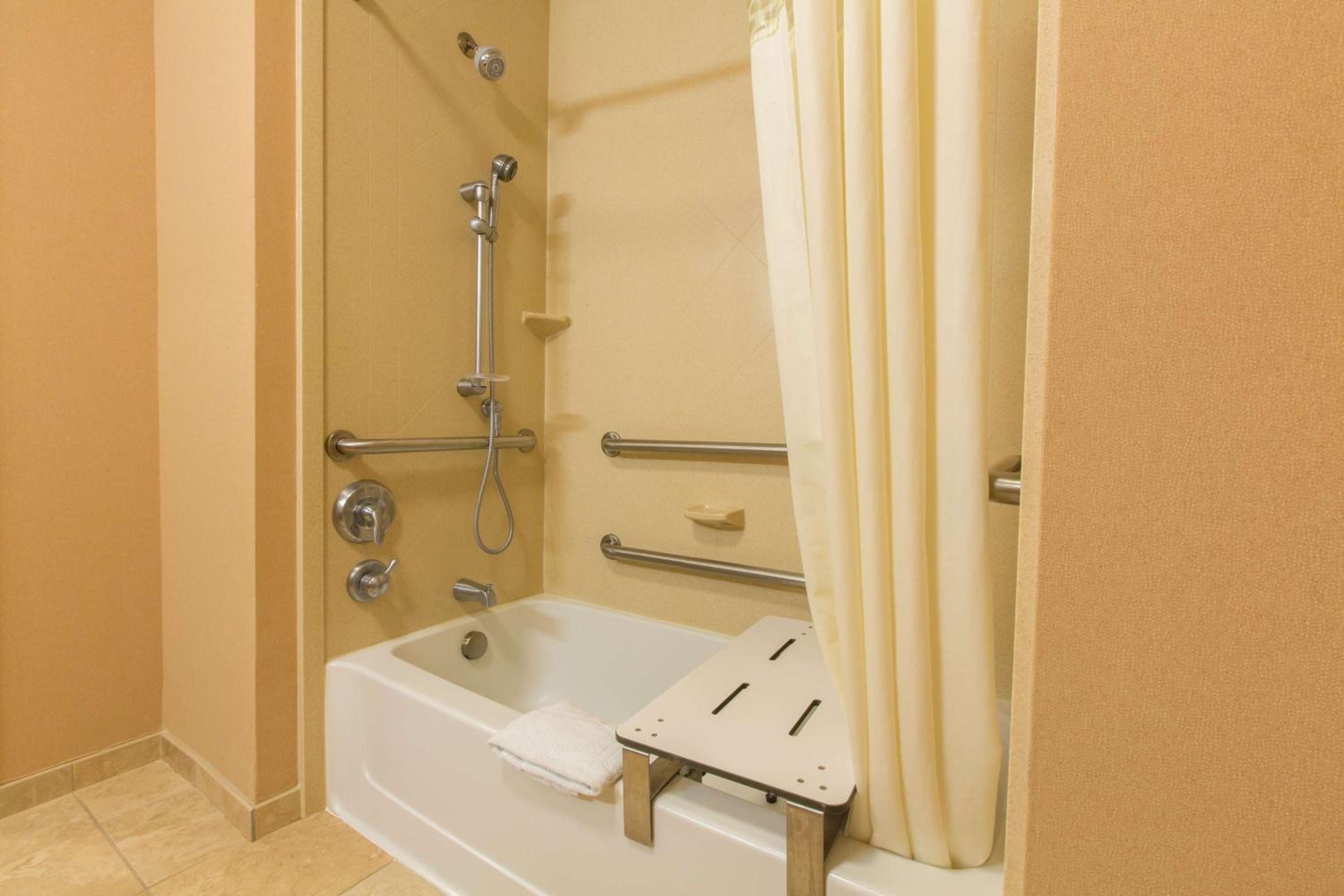 Queen Room with Two Queen Beds - Mobility and Hearing Access/Non-Smoking - Photo 3