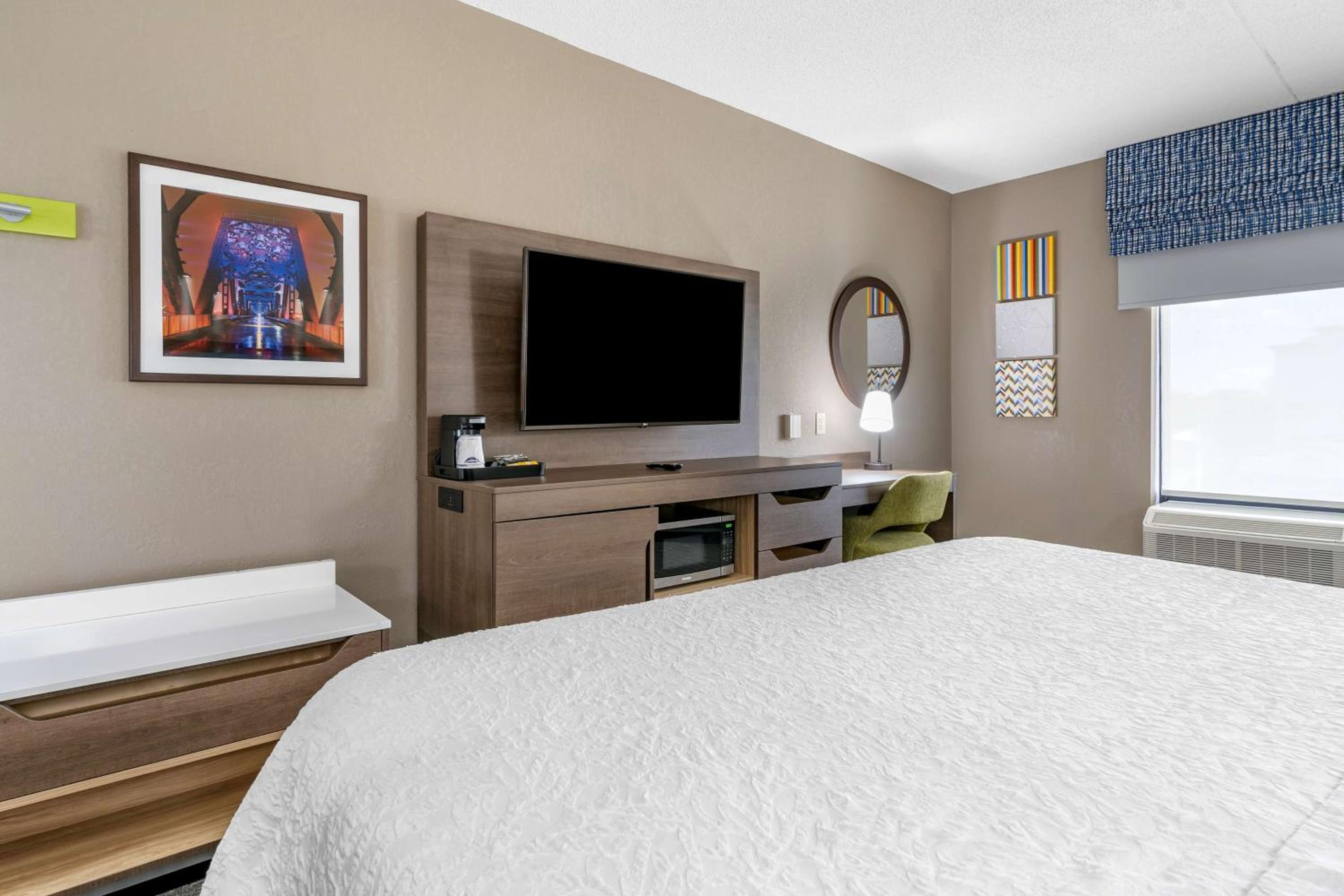King Room with King Bed - Non-Smoking