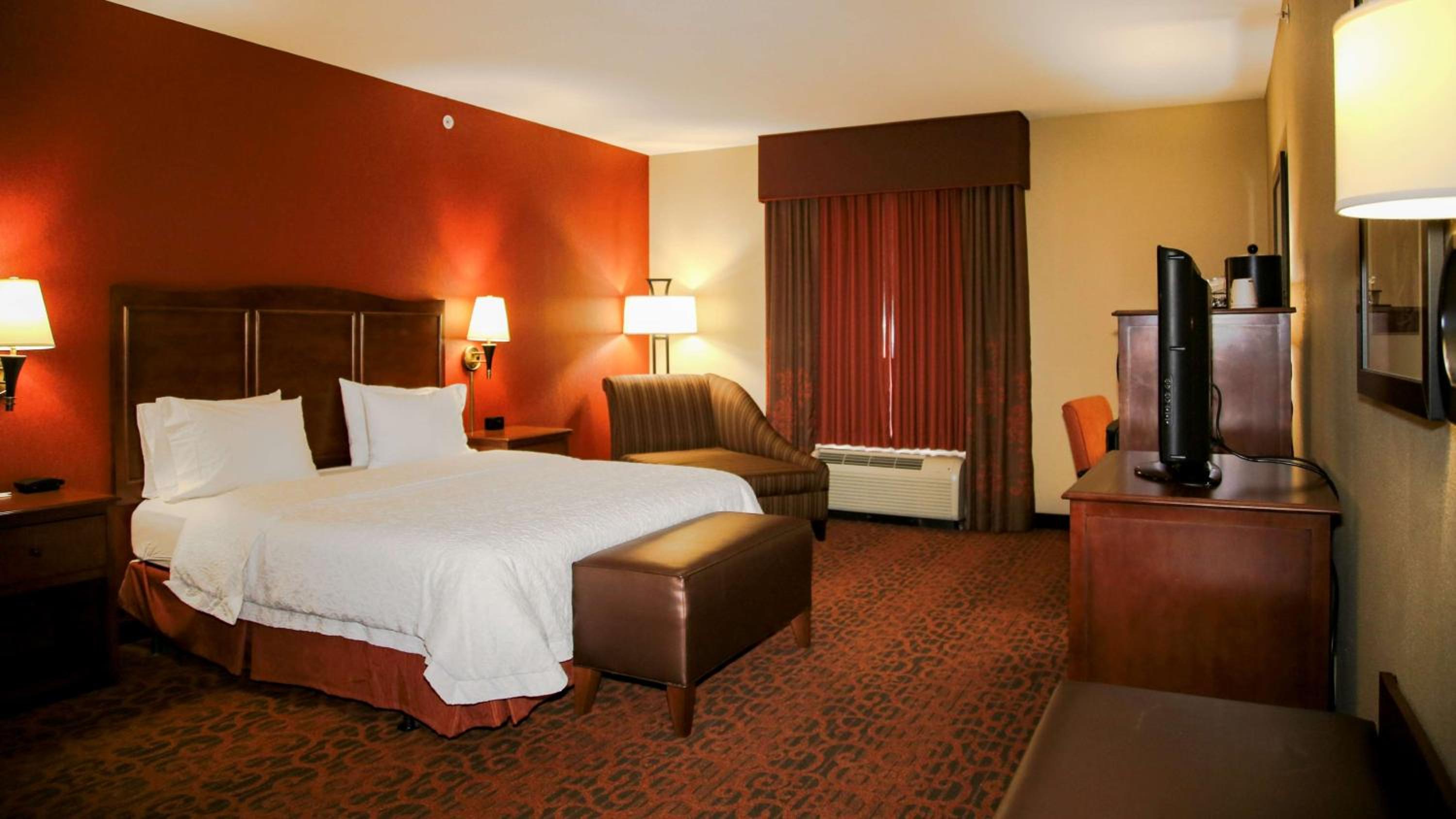 King Room with Accessible Tub - Mobility and Hearing Access/Non-Smoking - Photo 2