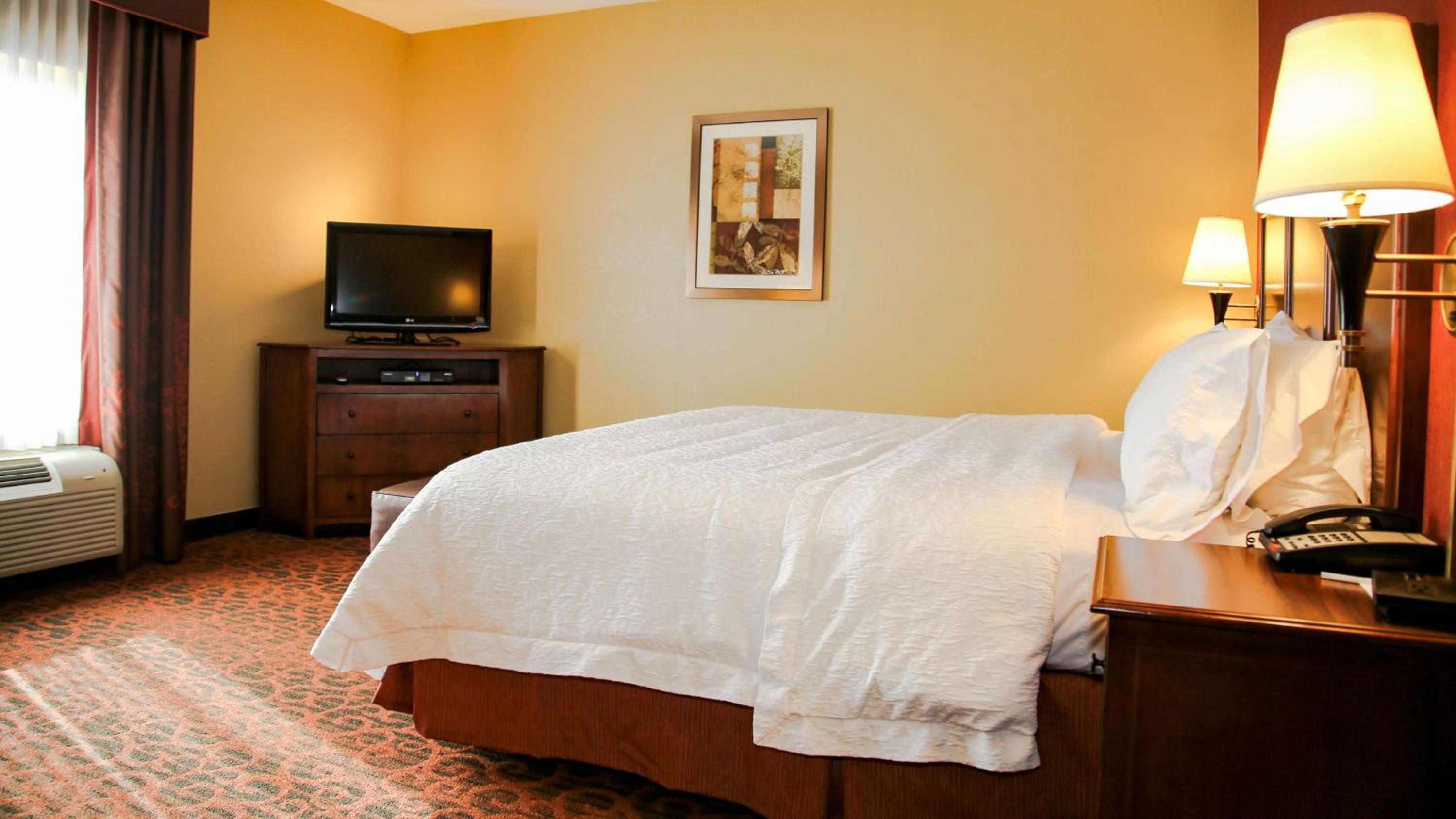 King Room with King Bed - Non-Smoking - Photo 3