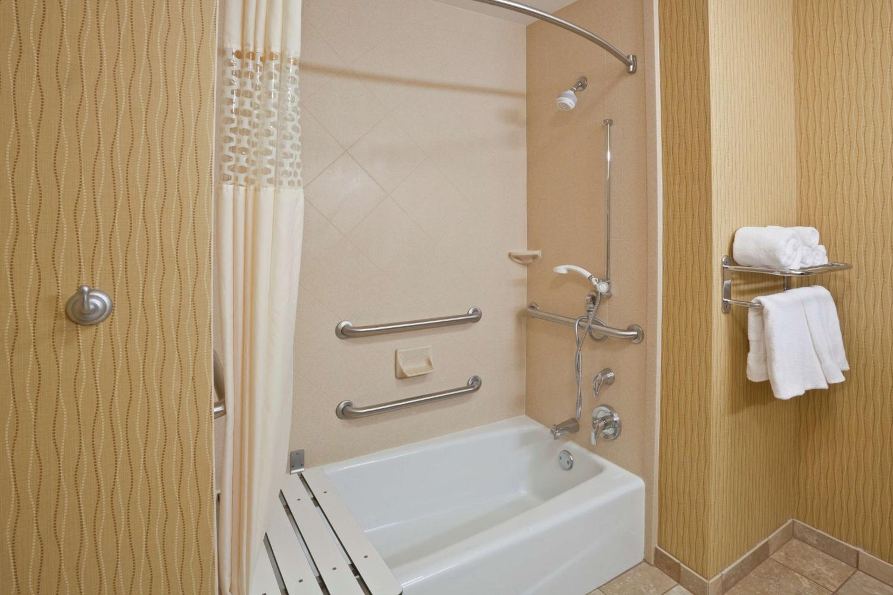 King Room with Accessible Tub - Mobility and Hearing Access/Non-Smoking - Photo 3