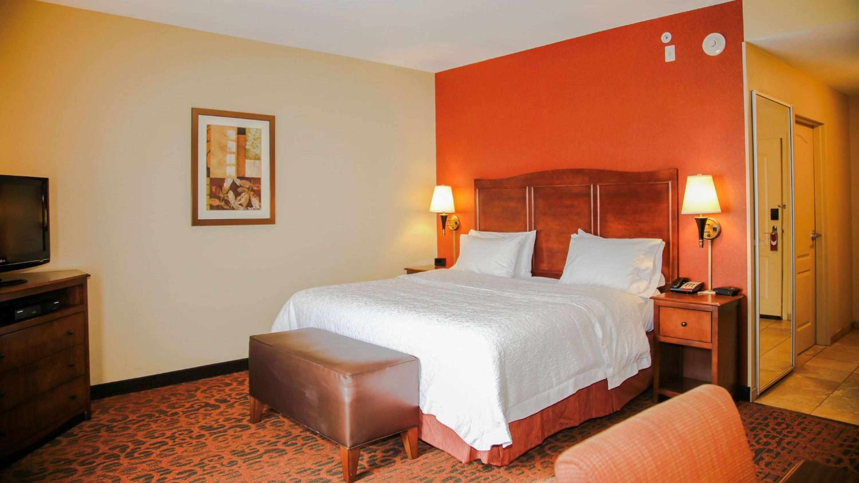 King Room with King Bed - Non-Smoking - Photo 2