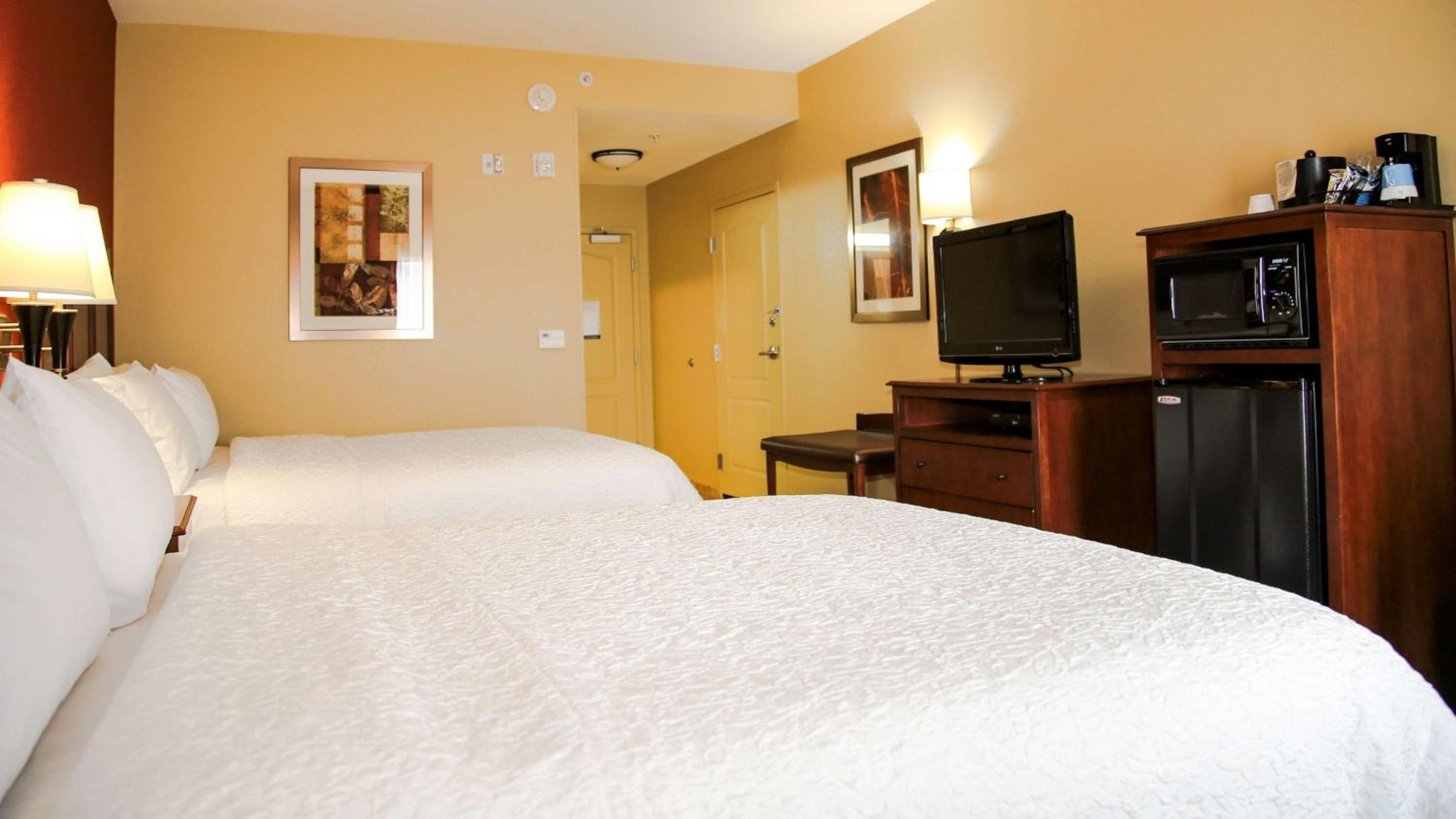 Room with Two Queen Beds - Non-Smoking - Photo 3