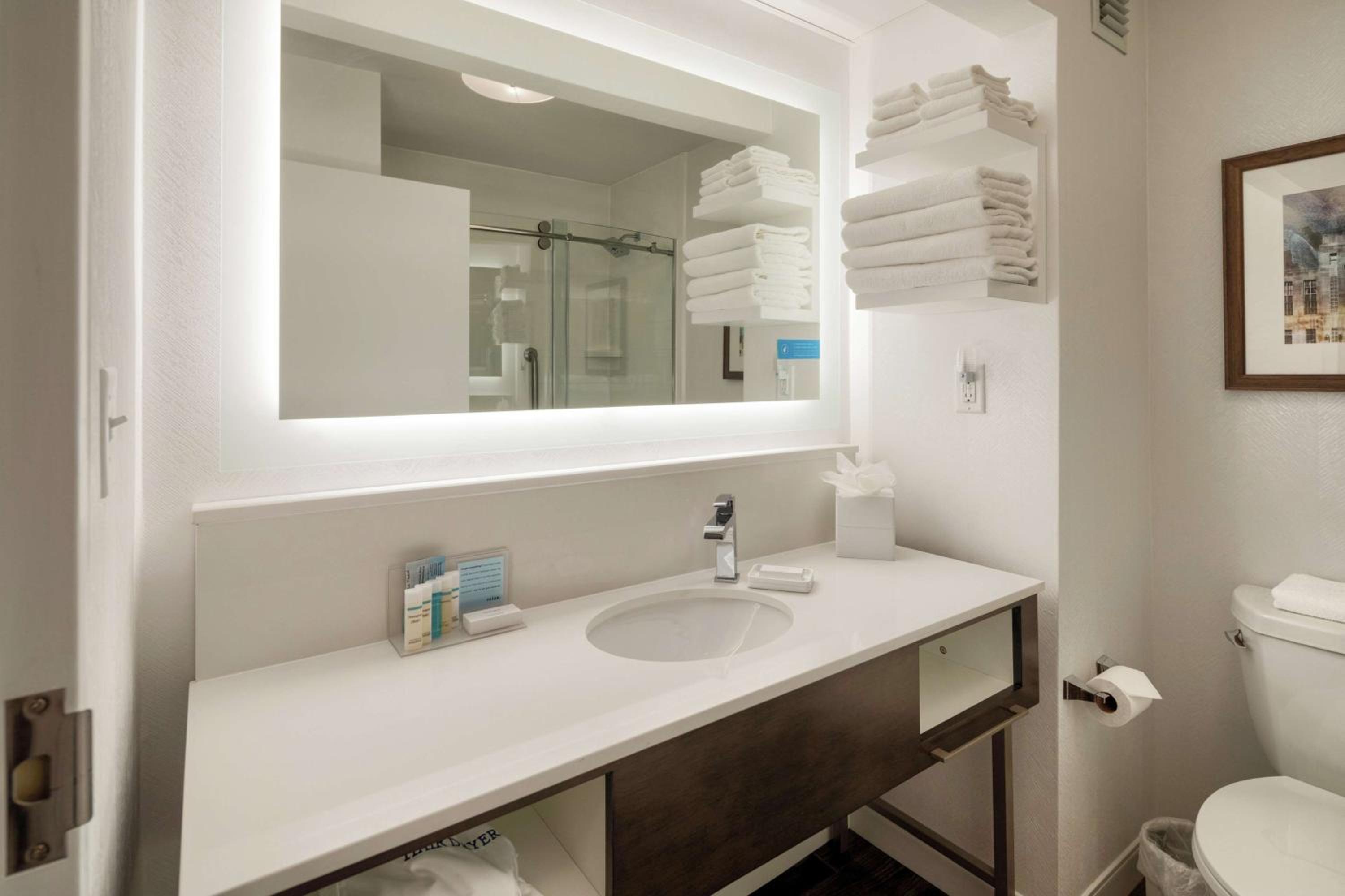 King Room with Shower - Non-Smoking - Photo 3