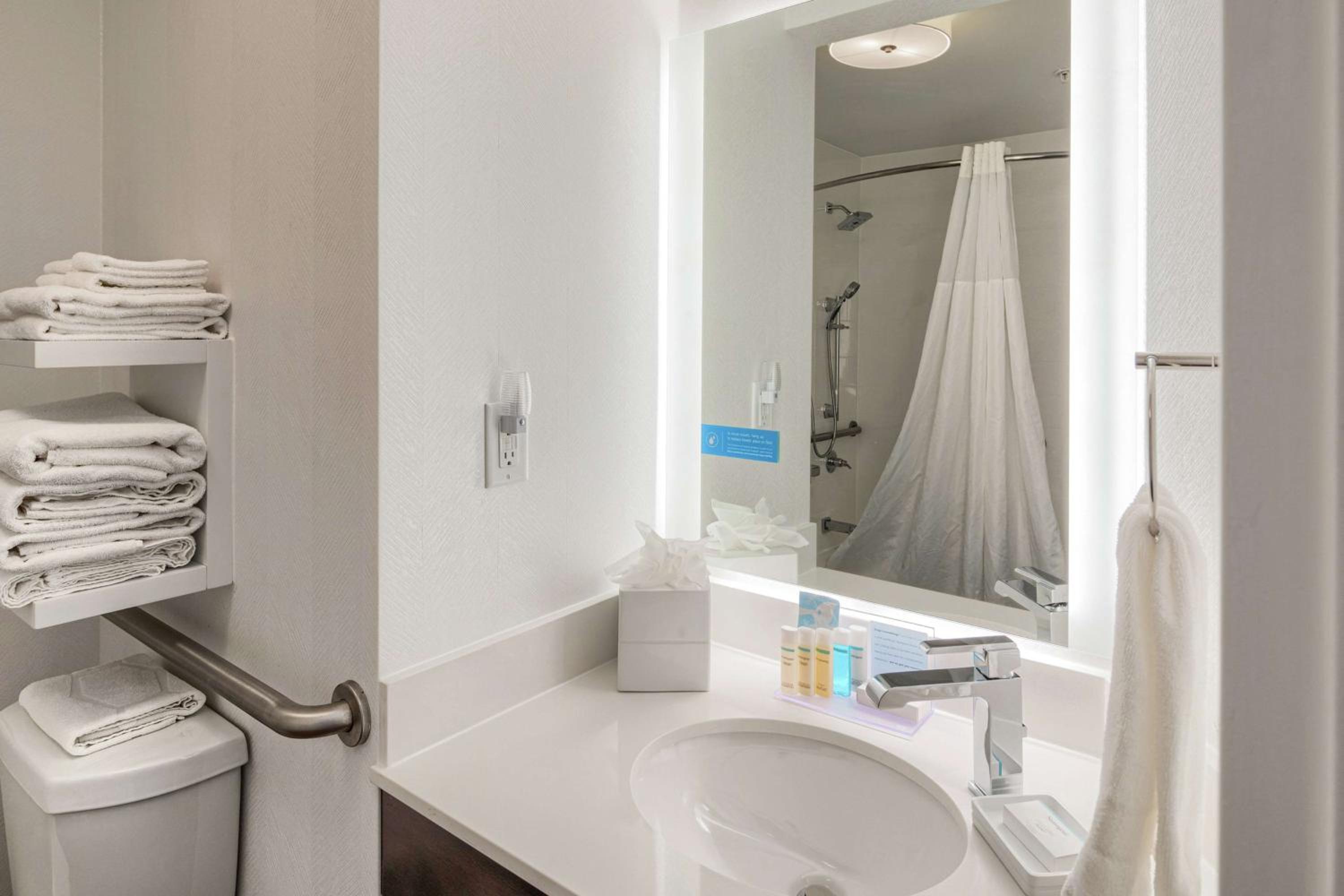 King Room with Accessible Tub - Mobility and Hearing Access/Non-Smoking - Photo 2