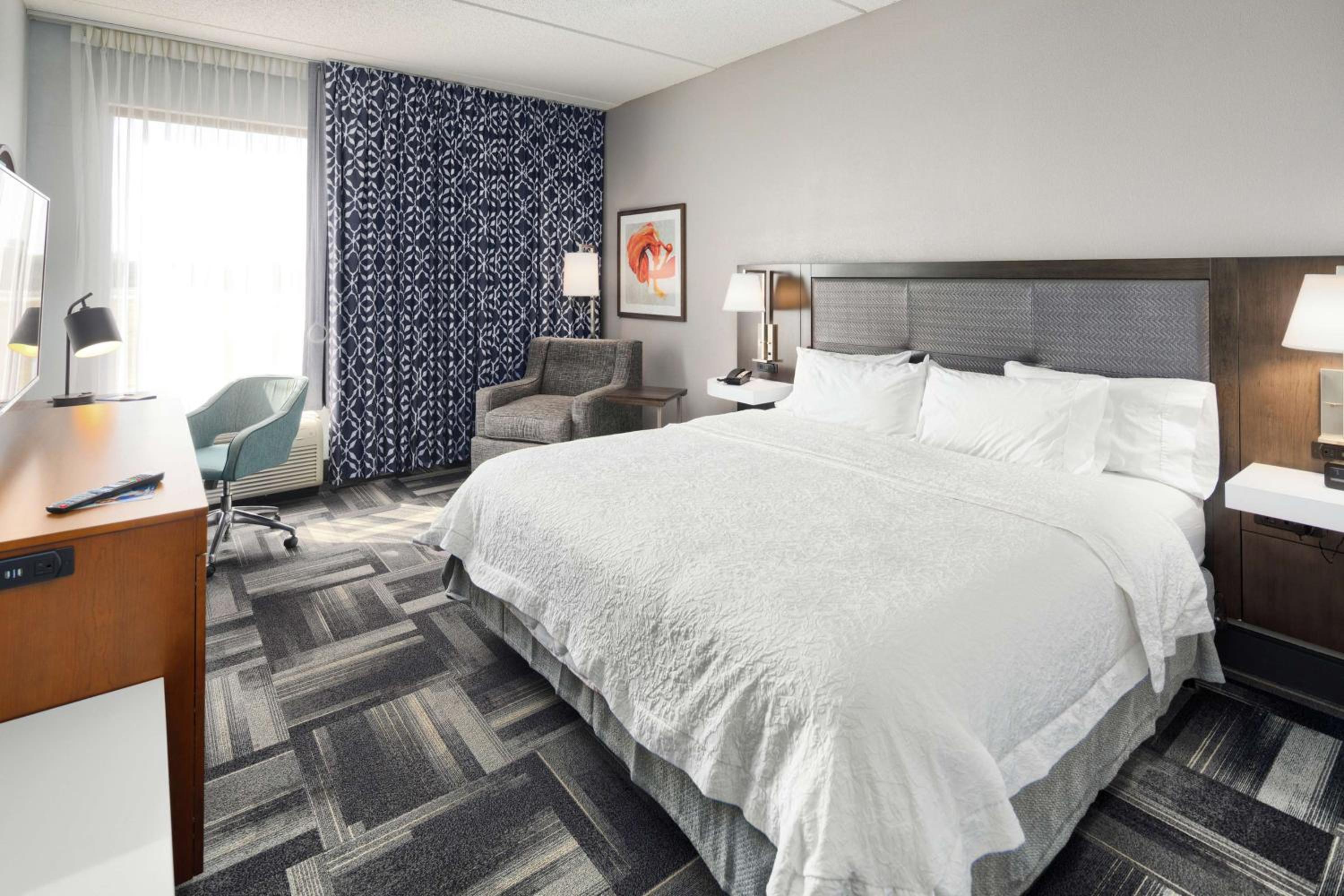 King Room with Accessible Tub - Mobility and Hearing Access/Non-Smoking - Photo 3