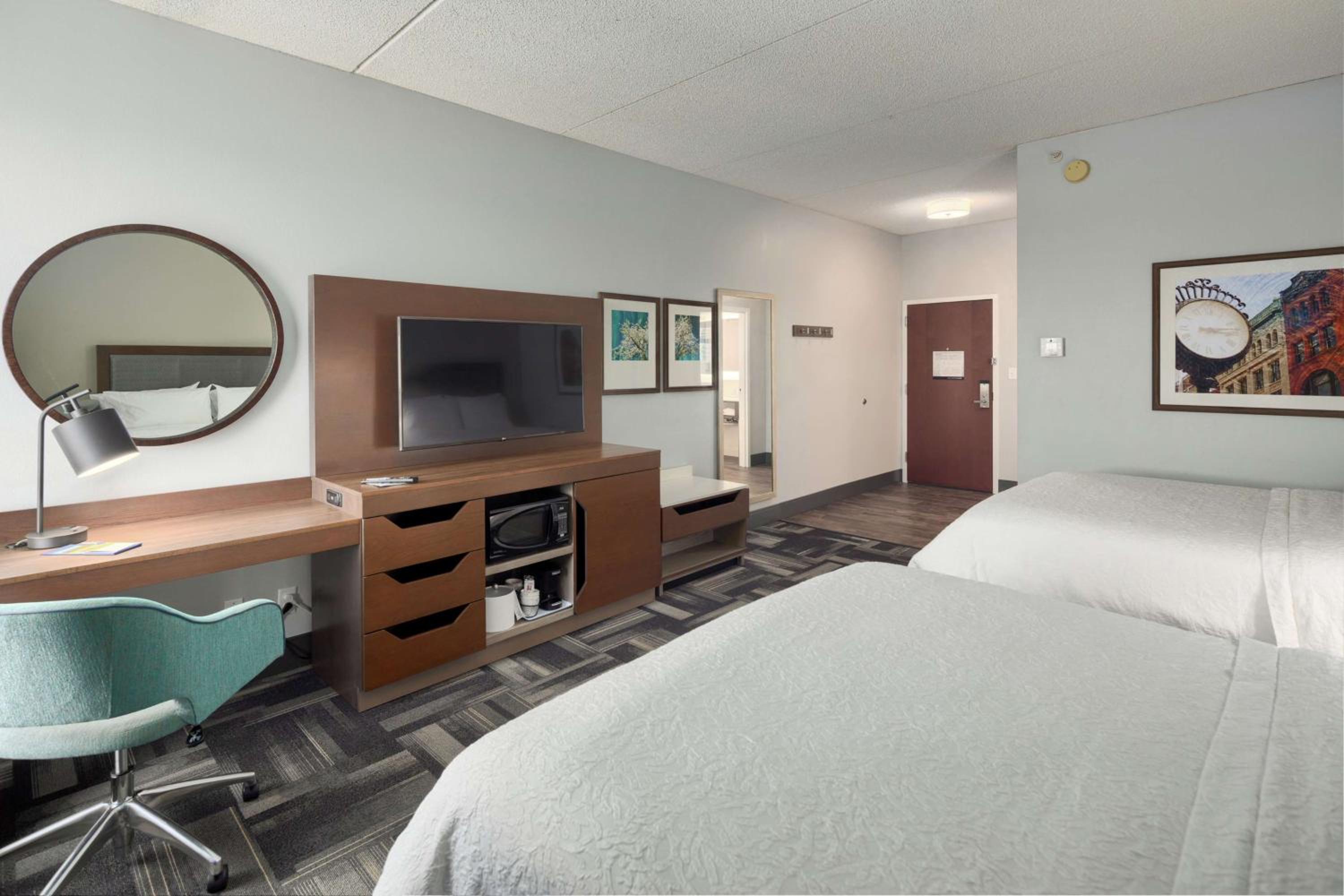 Superior Queen Room with Two Queen Beds - Non-Smoking - Photo 3