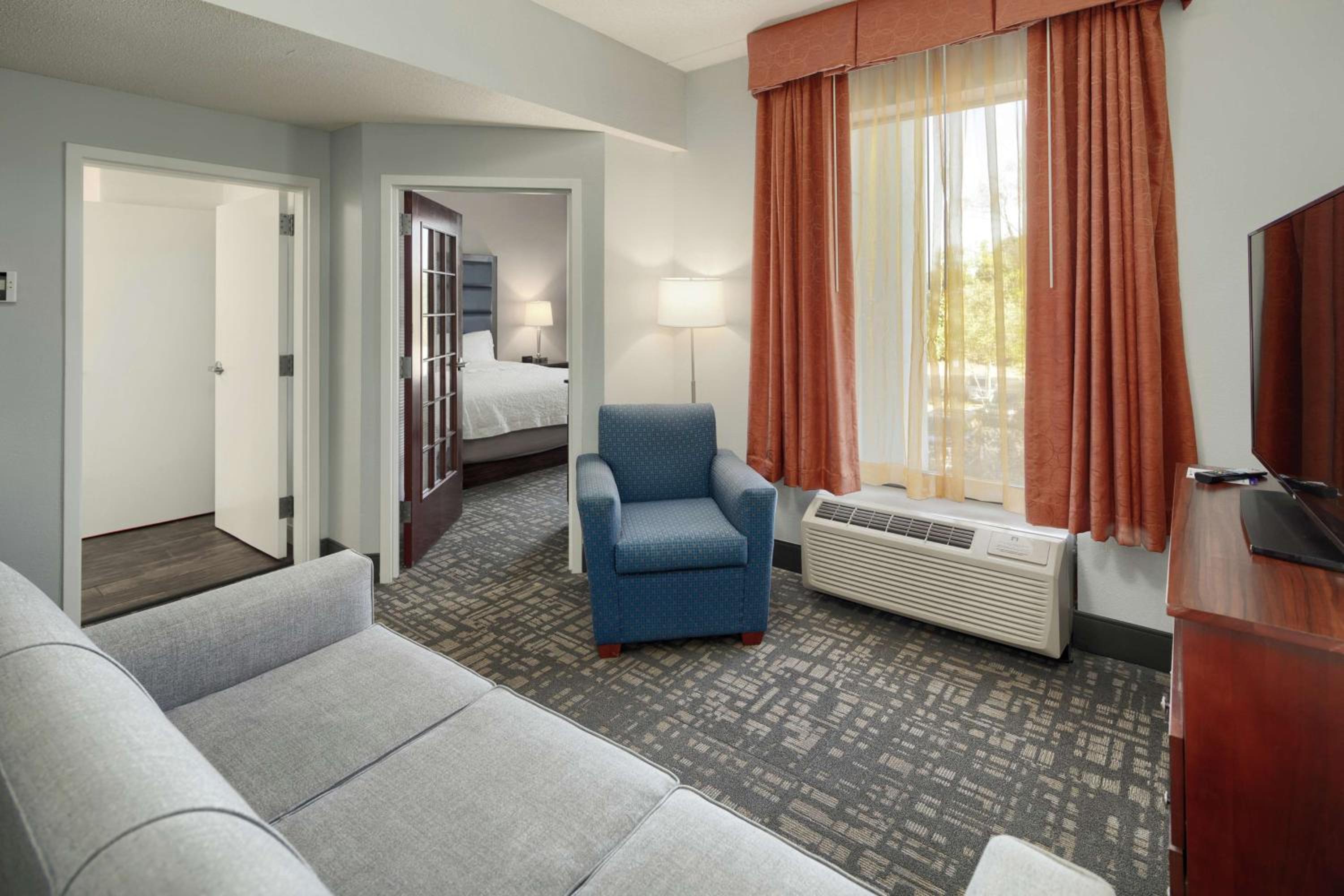 King Suite with Living Room - Non-Smoking - Photo 4