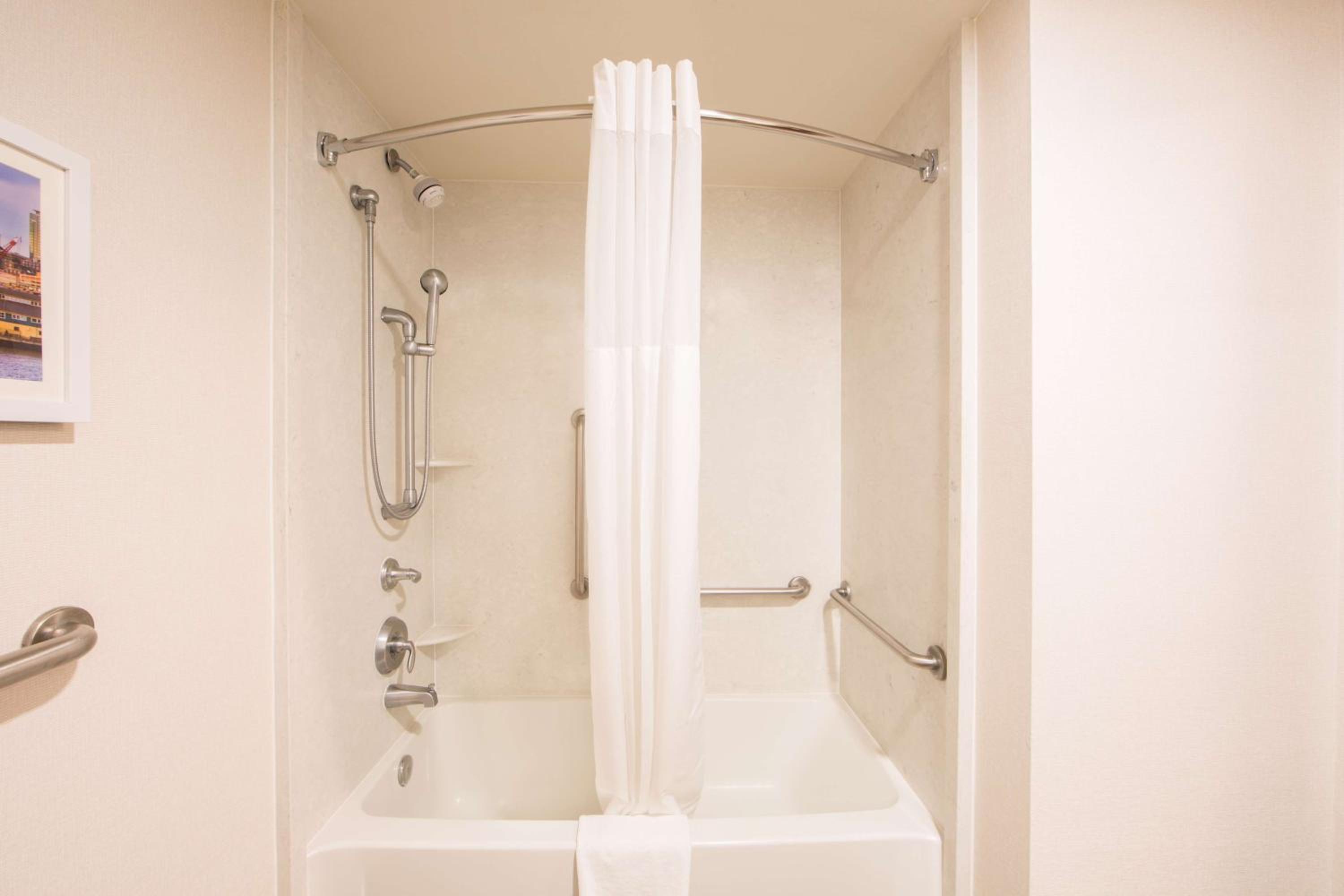 King Suite Accessible Room - Photo 3