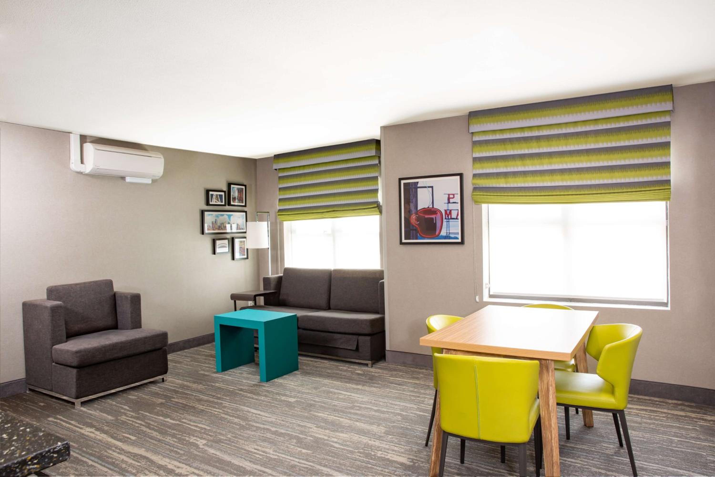 Two-Bedroom Queen Suite with Kitchen - Photo 2