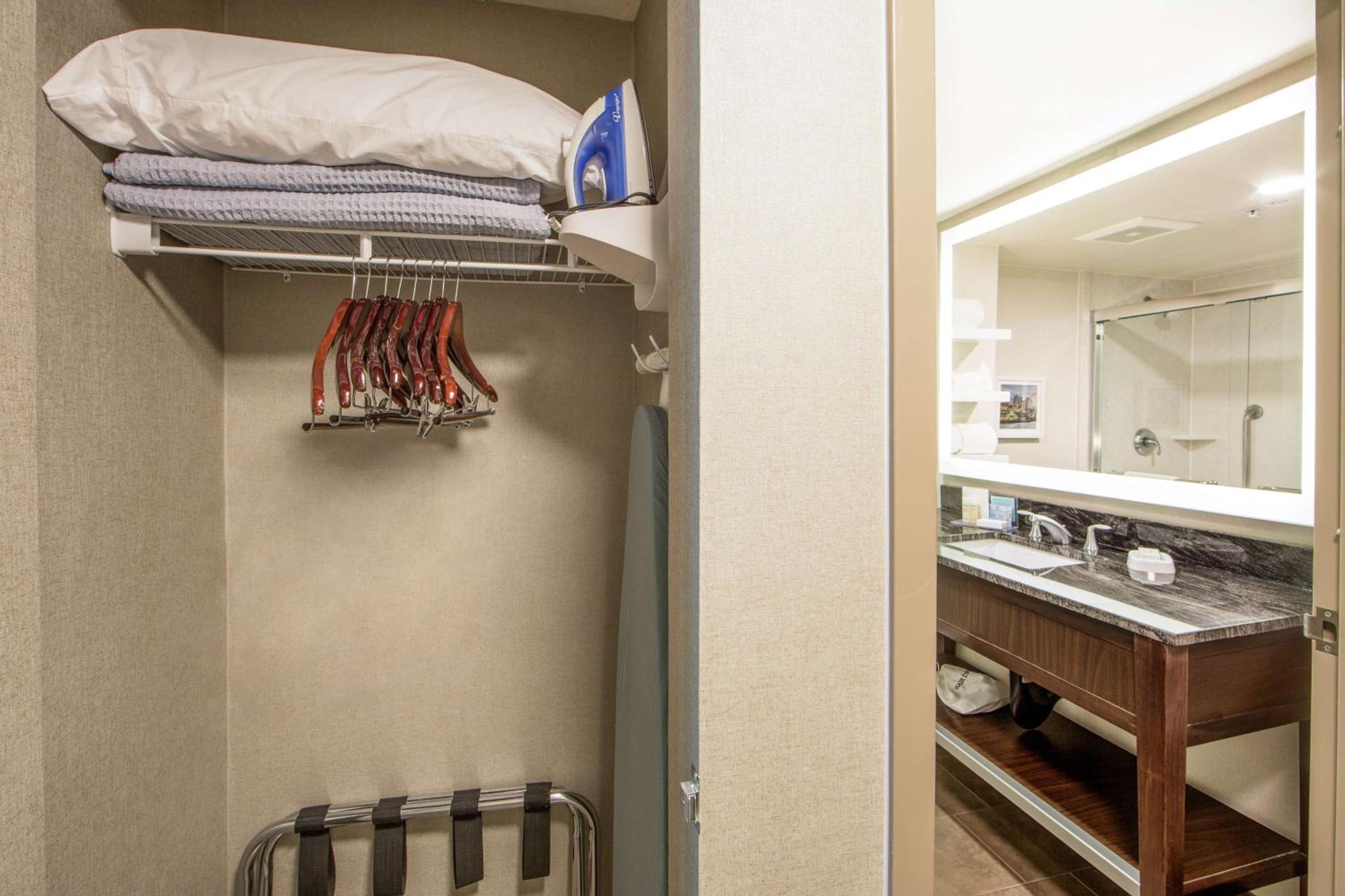 King Room with King Bed - Non-Smoking - Photo 2