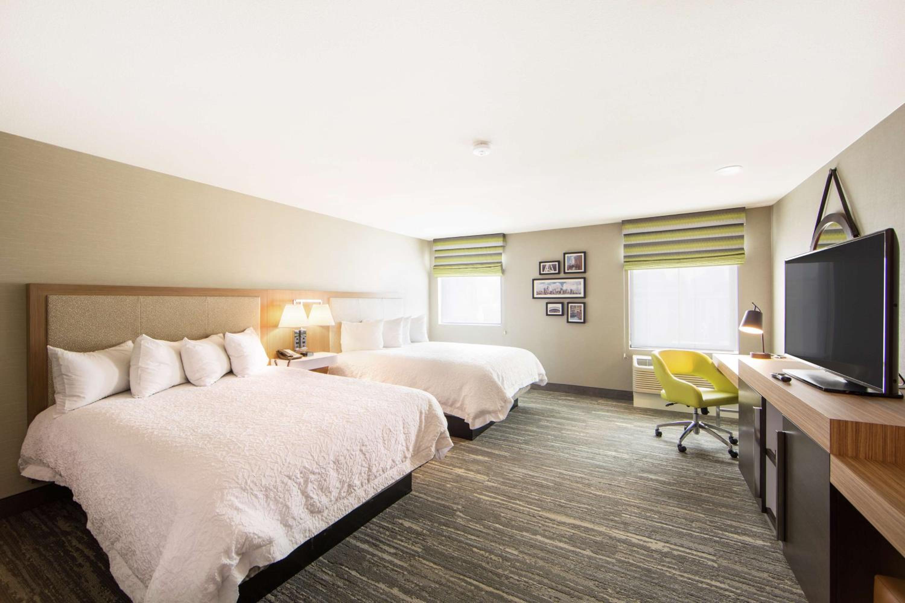 Room with Two Queen Beds - Non-Smoking - Photo 2