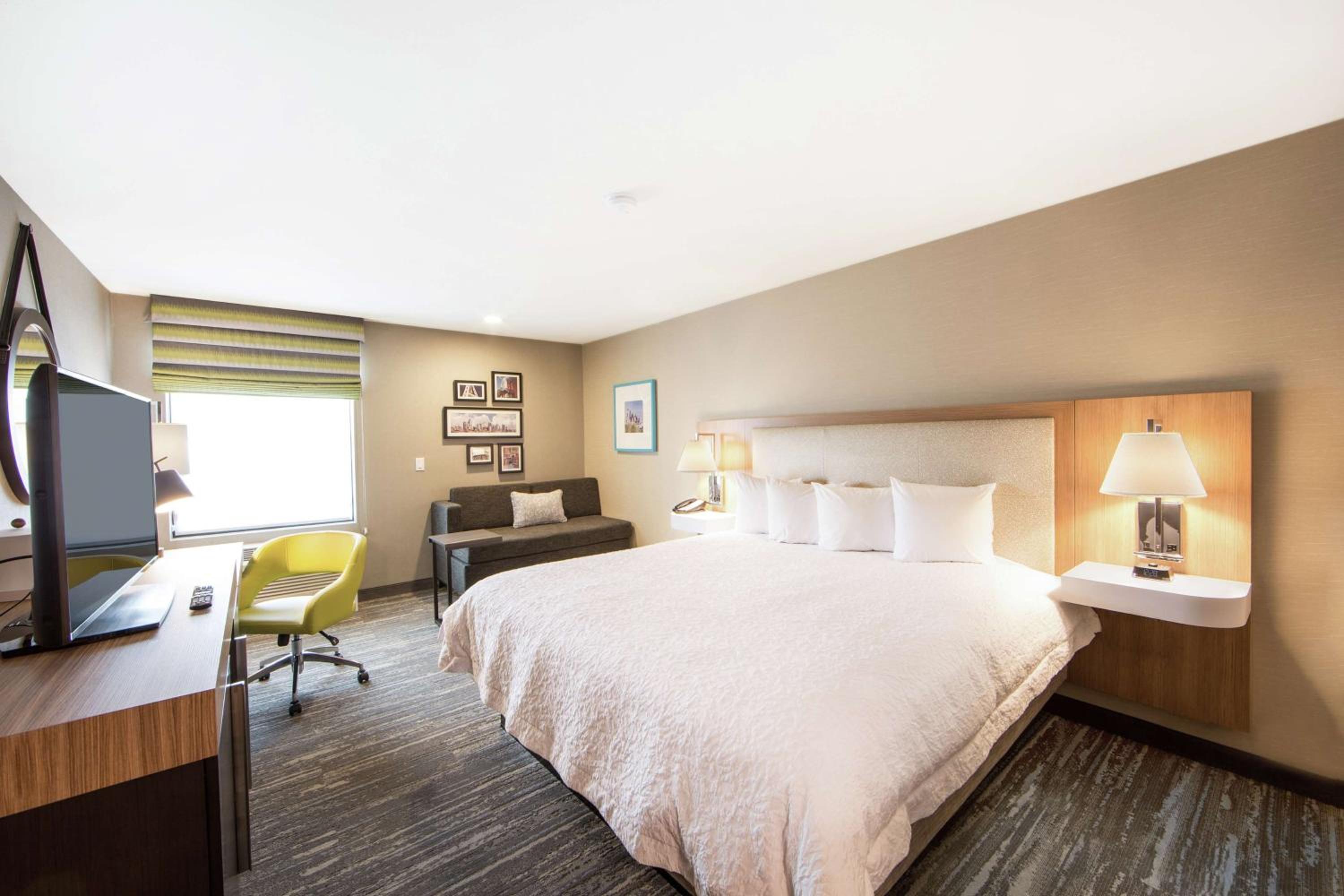 King Room with King Bed - Non-Smoking - Photo 4