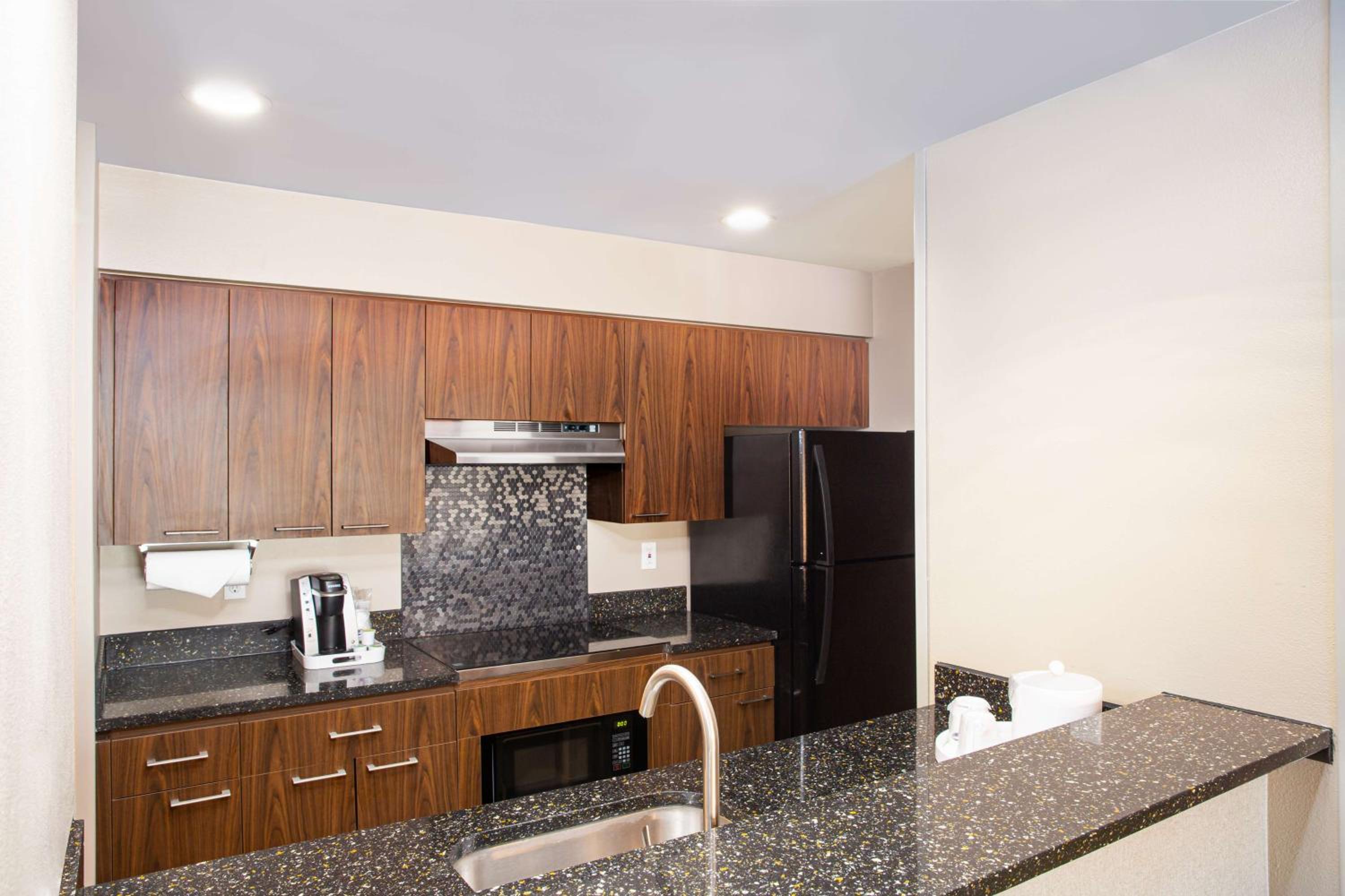 Queen Studio with Kitchen - Photo 3