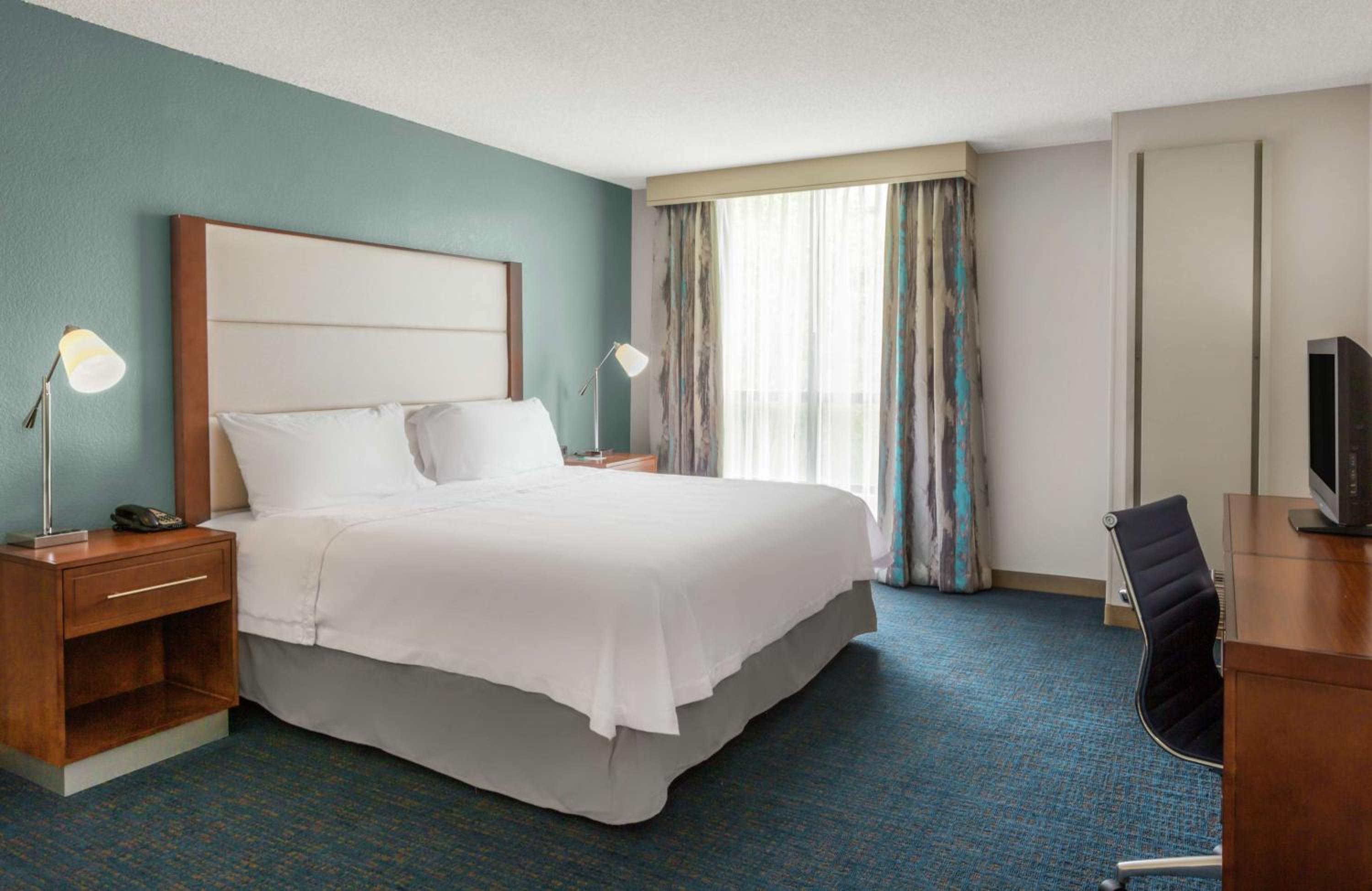 One-Bedroom King Suite with Sofa Bed - Non-Smoking - Photo 7