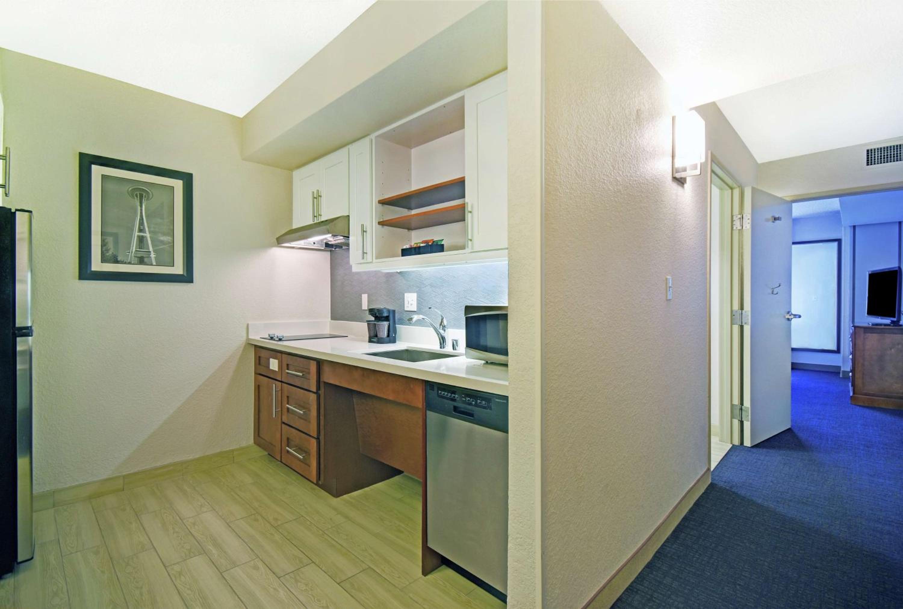King Suite with Sofa Bed and Bathtub- Disability Access/Non-Smoking - Photo 3