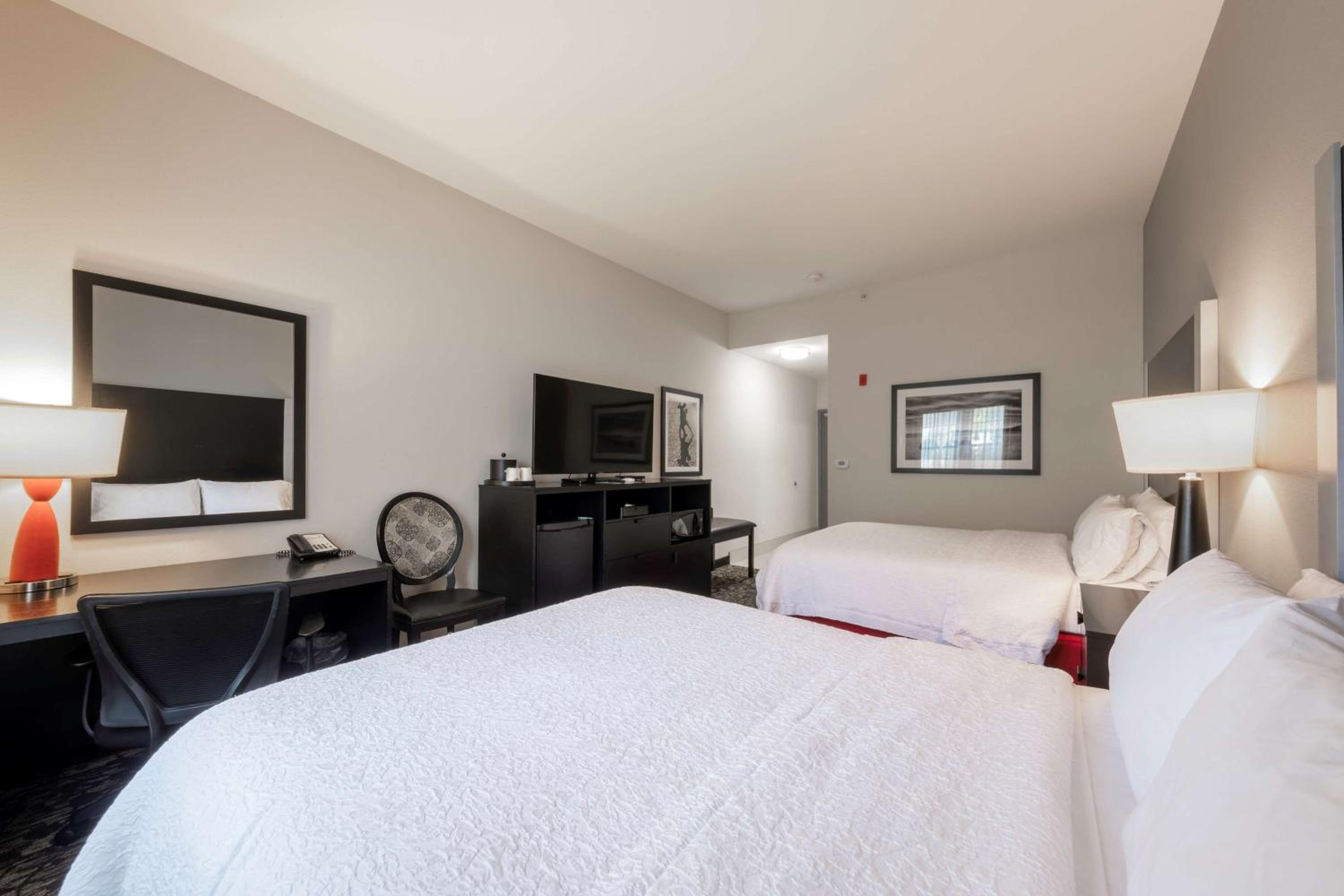 Queen Room with Two Queen Beds - Mobility Access/Non-Smoking photo 3