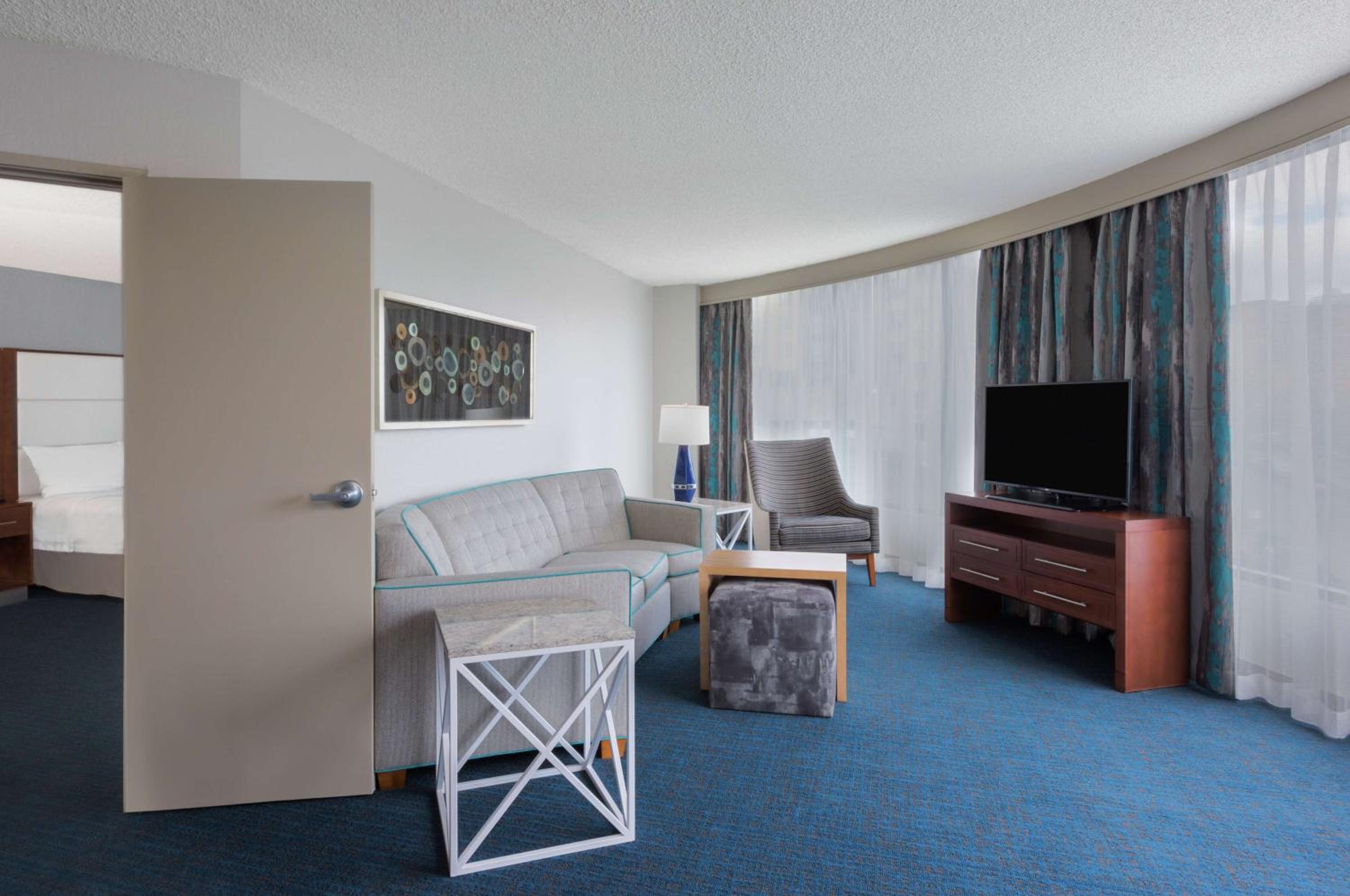 One-Bedroom King Suite with Sofa Bed - Non-Smoking - Photo 5