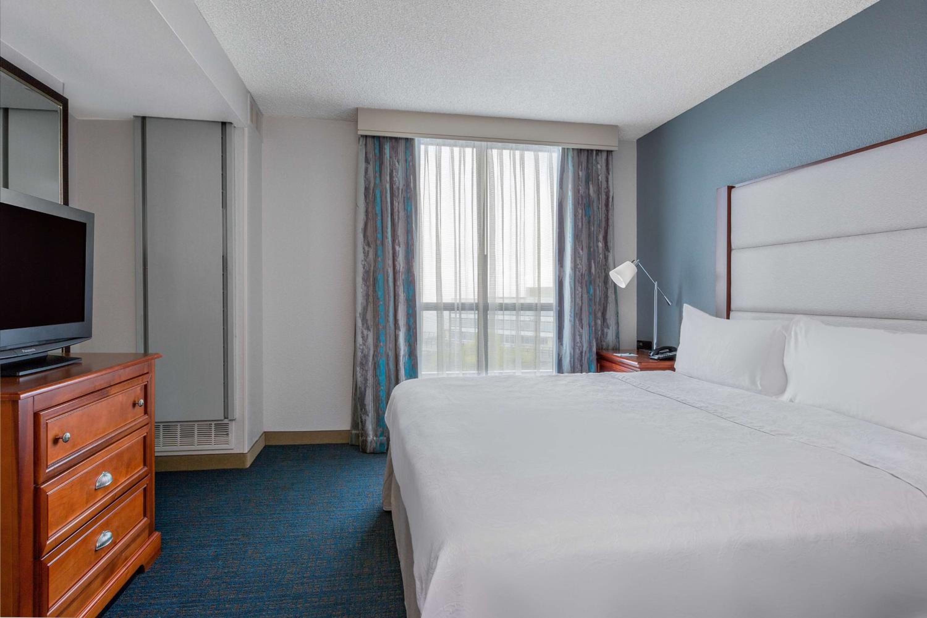 King Suite with Sofa Bed and Bay View - Non-Smoking
