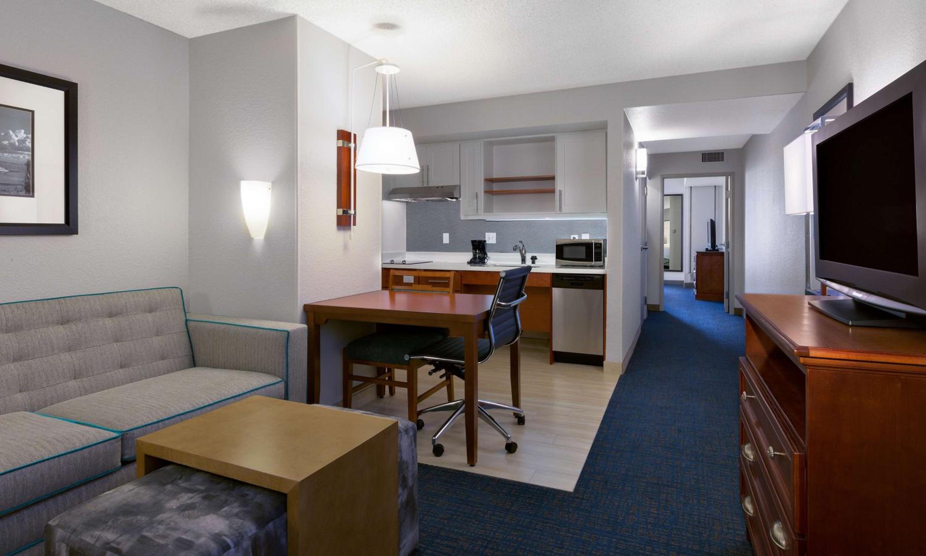 King Suite with Sofa Bed and Bathtub- Disability Access/Non-Smoking - Photo 2