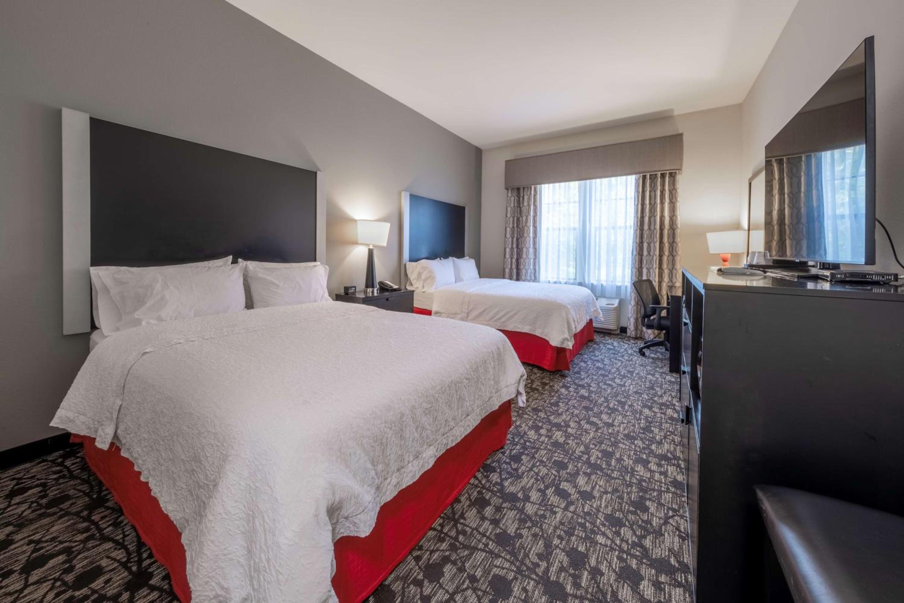 Queen Room with Two Queen Beds - Hearing Access/Non-Smoking photo 2