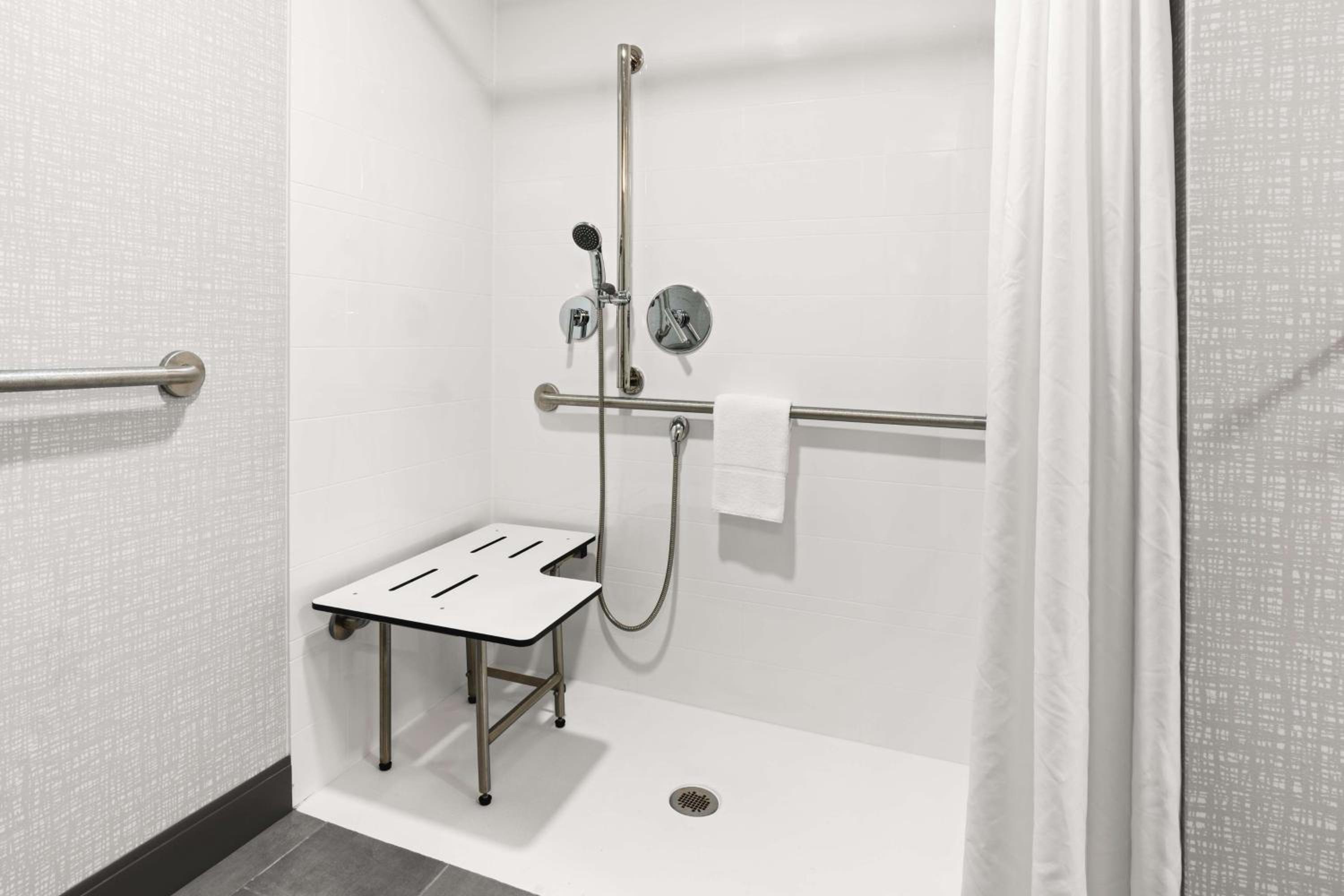 King Room with Accessible Tub - Mobility and Hearing Access/Non-Smoking - Photo 2