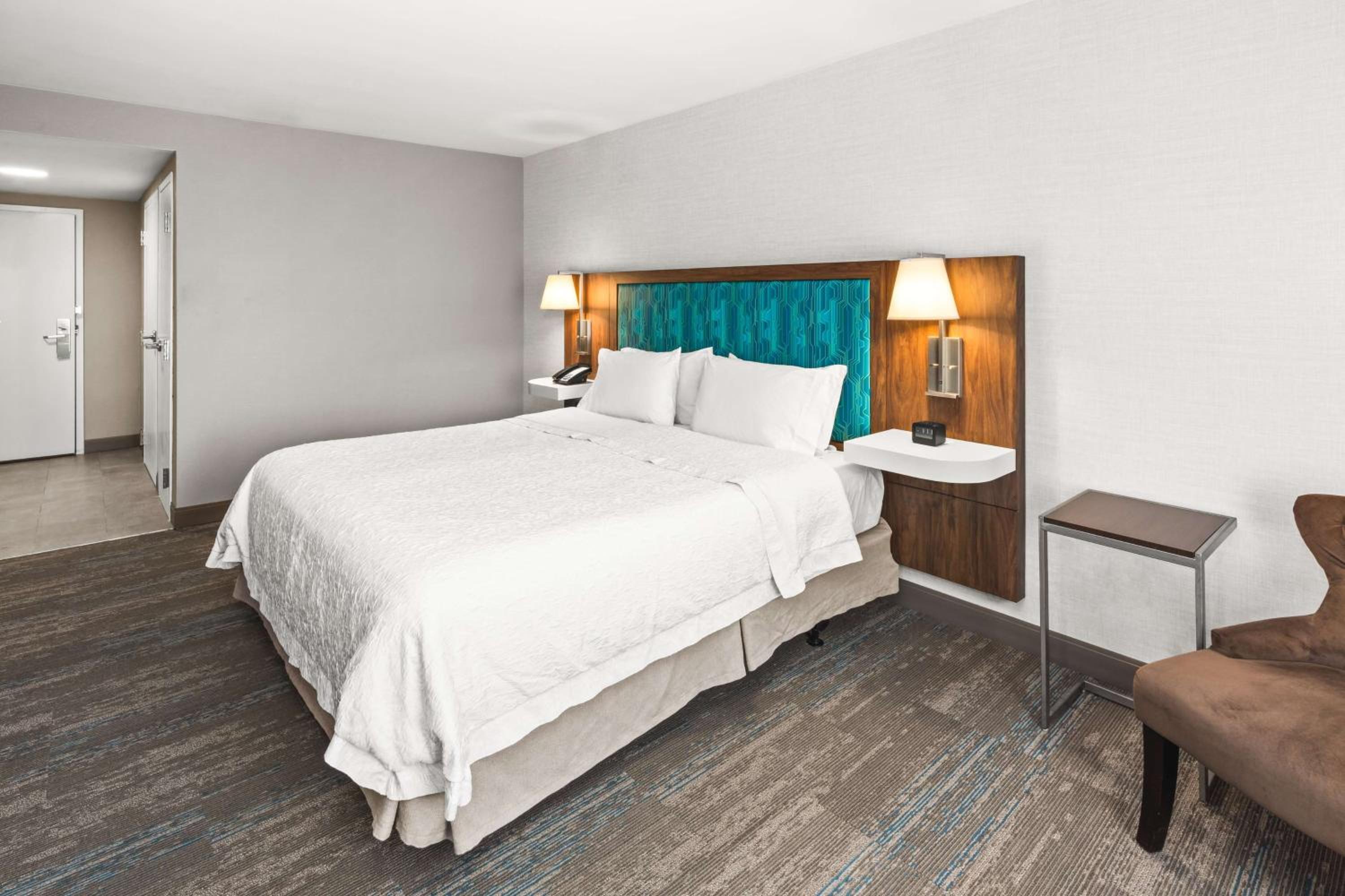 King Room with Accessible Tub - Mobility and Hearing Access/Non-Smoking - Photo 3