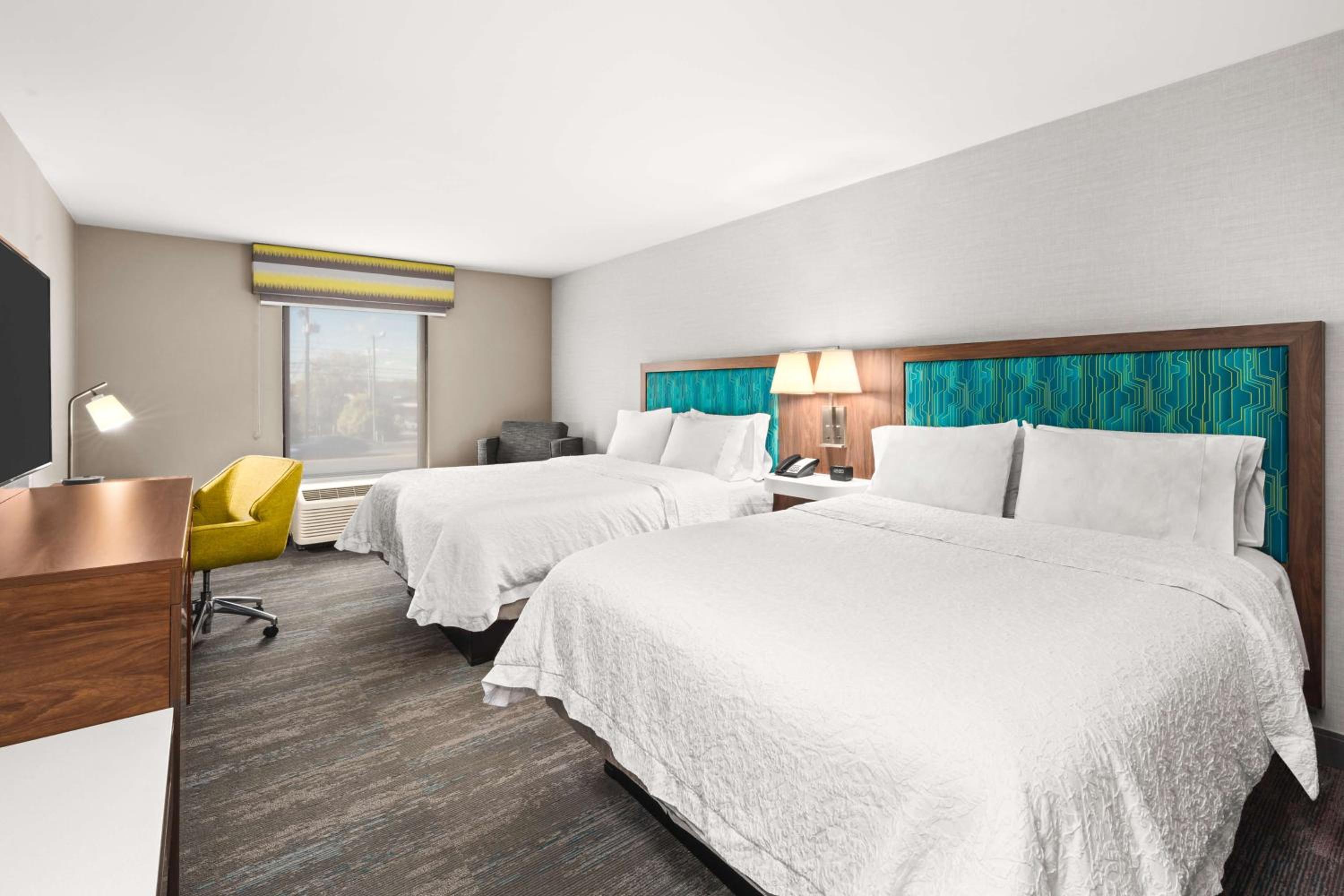 Room with Two Queen Beds - Non-Smoking - Photo 4