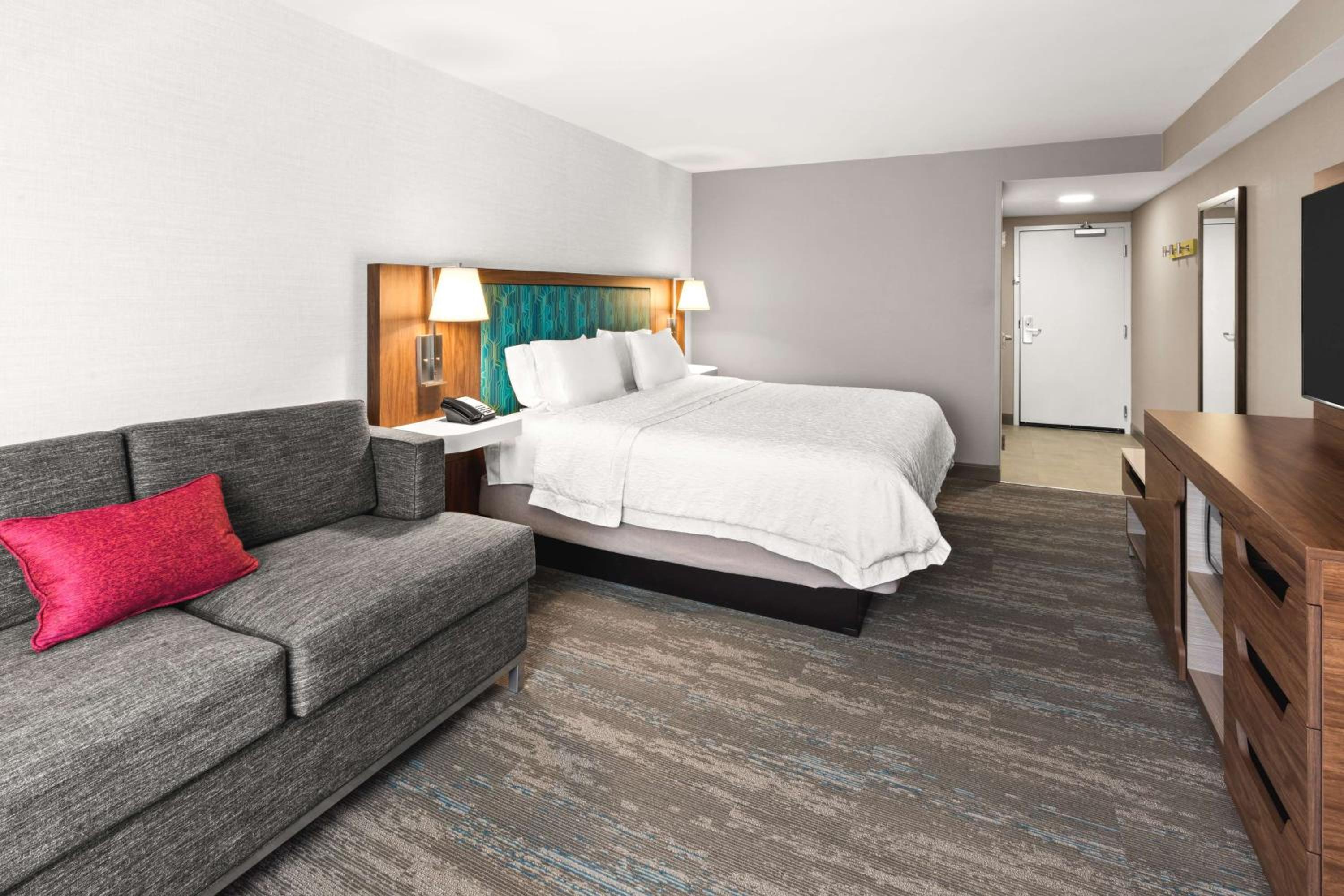 King Room with Sofa Bed - Non-Smoking - Photo 7