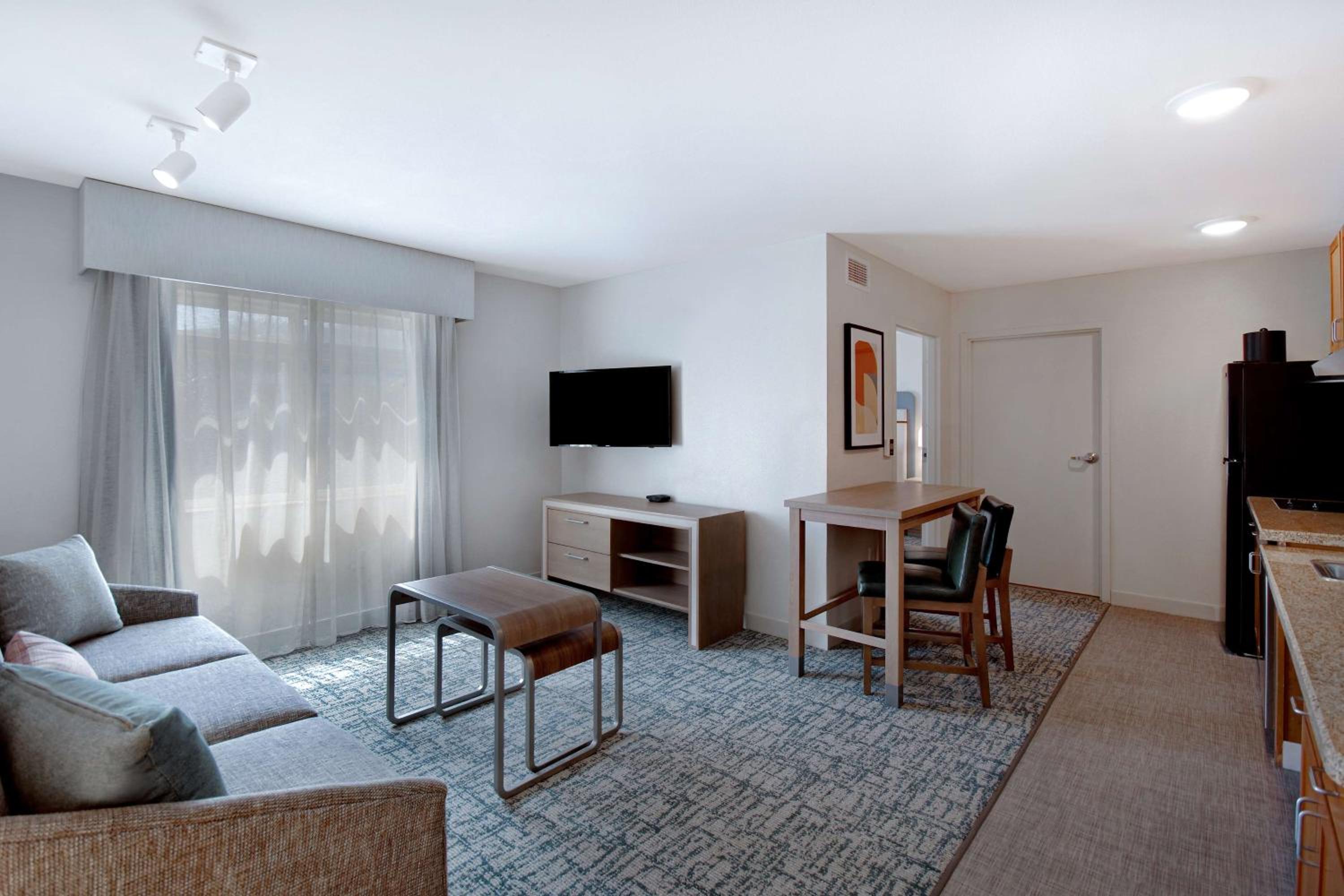 King Suite with Roll-In Shower - Mobility and Hearing Access/Non-Smoking - Photo 1