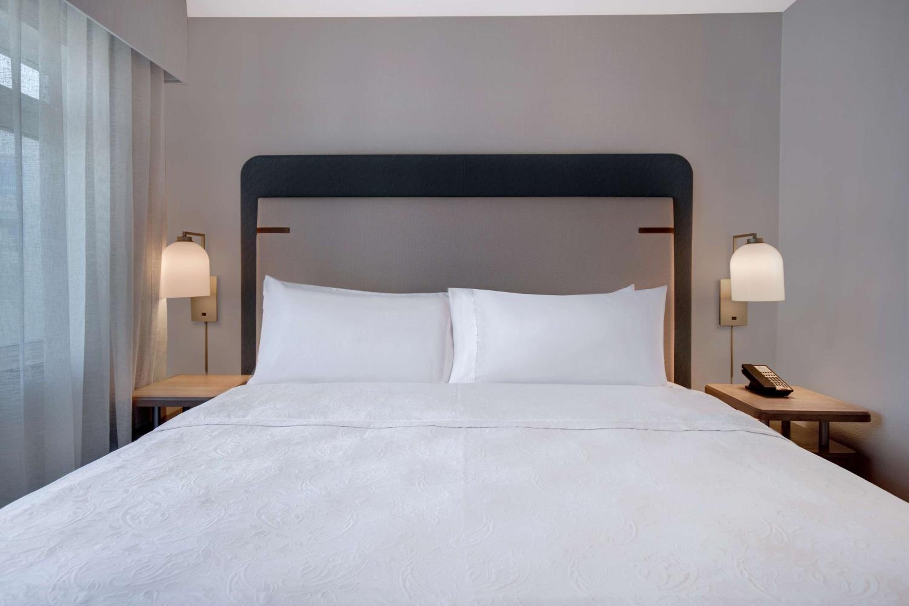 One-Bedroom King Suite - Non-Smoking - Photo 11