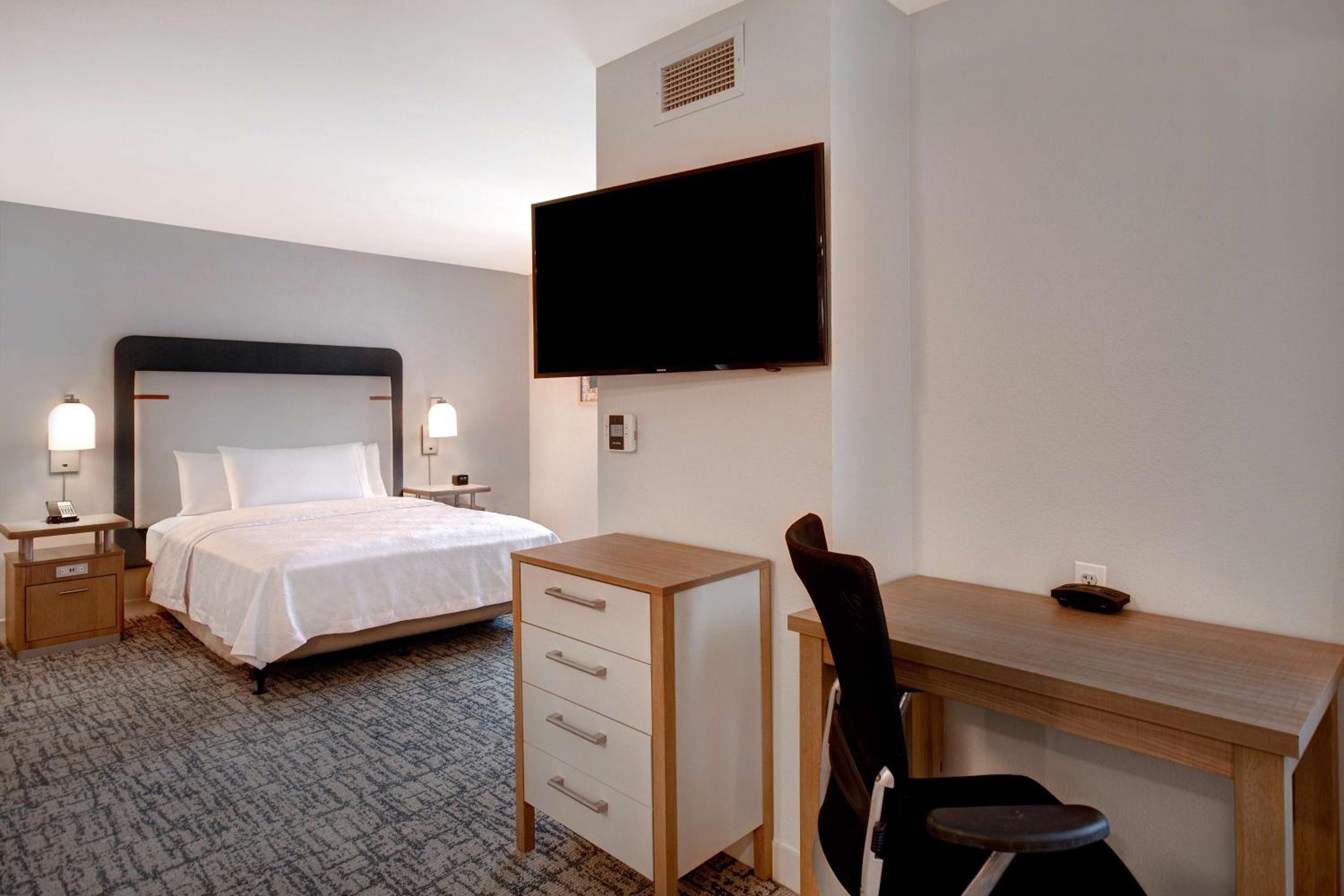 Queen Room- Disability Access/Hearing Accessible  - Photo 10
