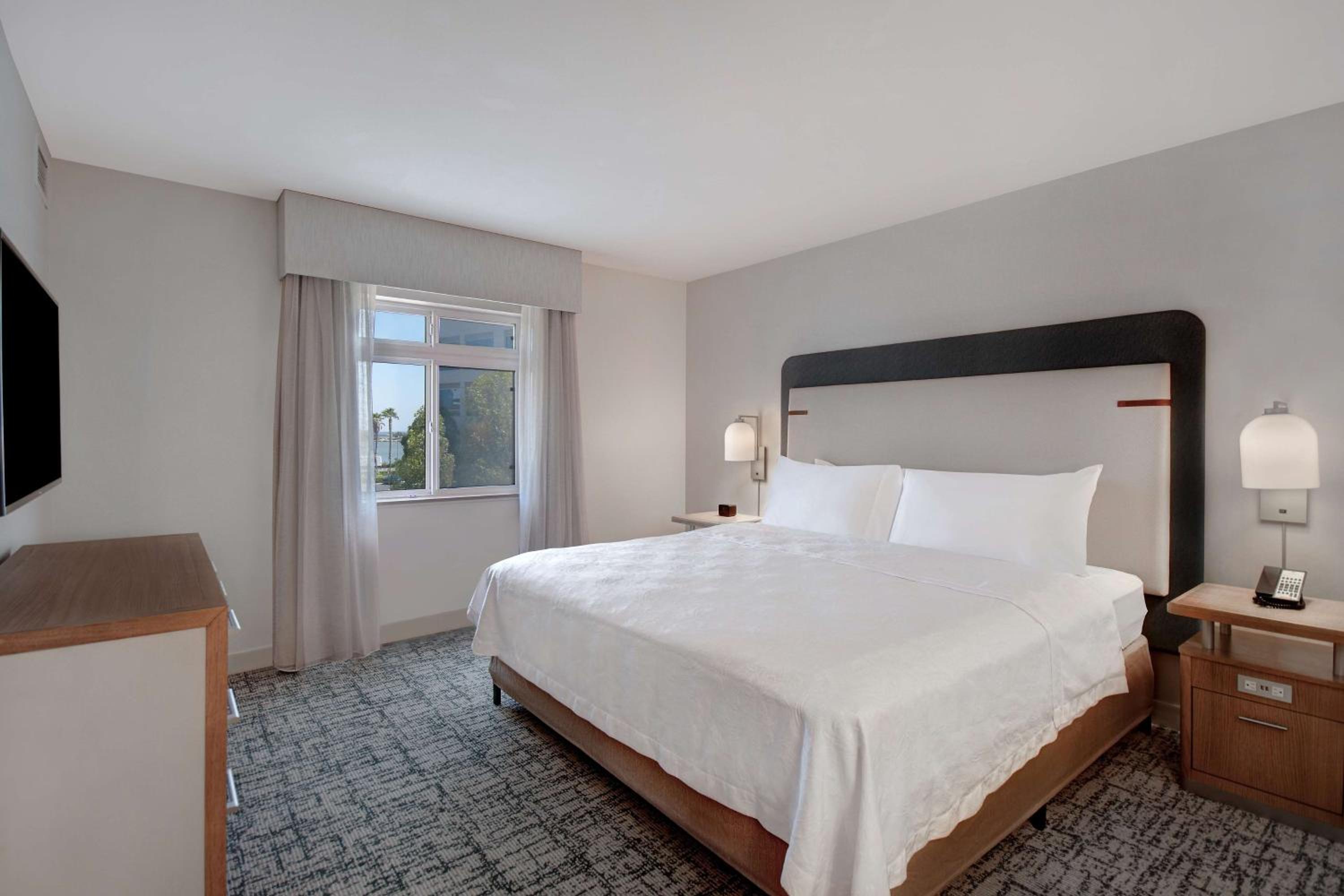 Premium One-Bedroom King Suite - Non-Smoking - Photo 9